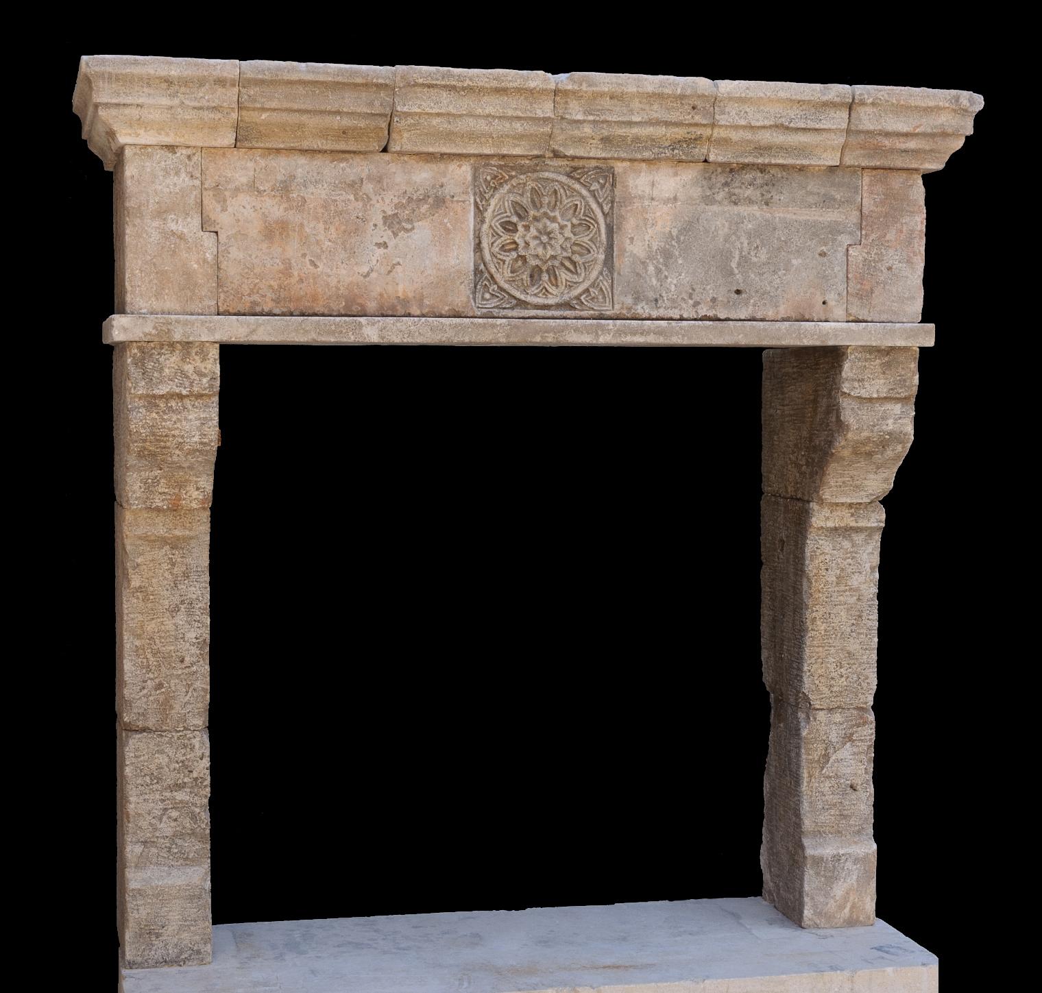 Rustique Cheminée italienne rare et ancienne en pierre calcaire de récupération en vente