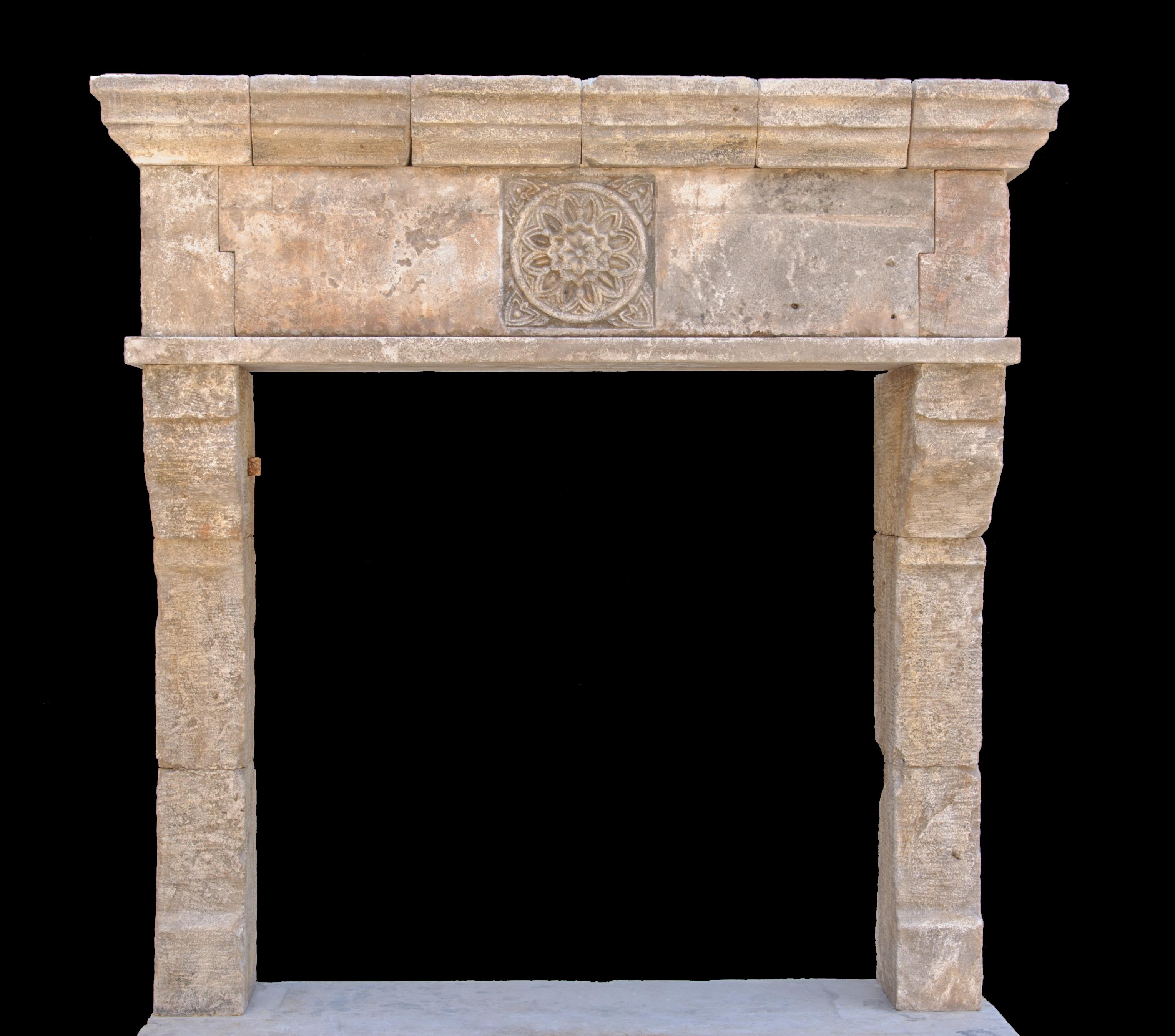 Sculpté Cheminée italienne rare et ancienne en pierre calcaire de récupération en vente