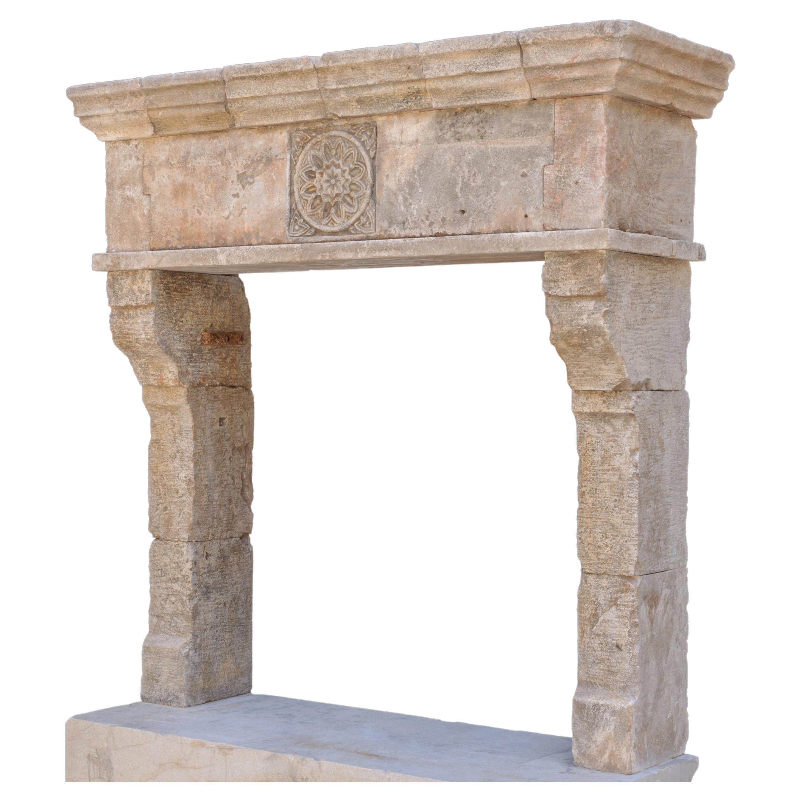 Cheminée italienne rare et ancienne en pierre calcaire de récupération en vente
