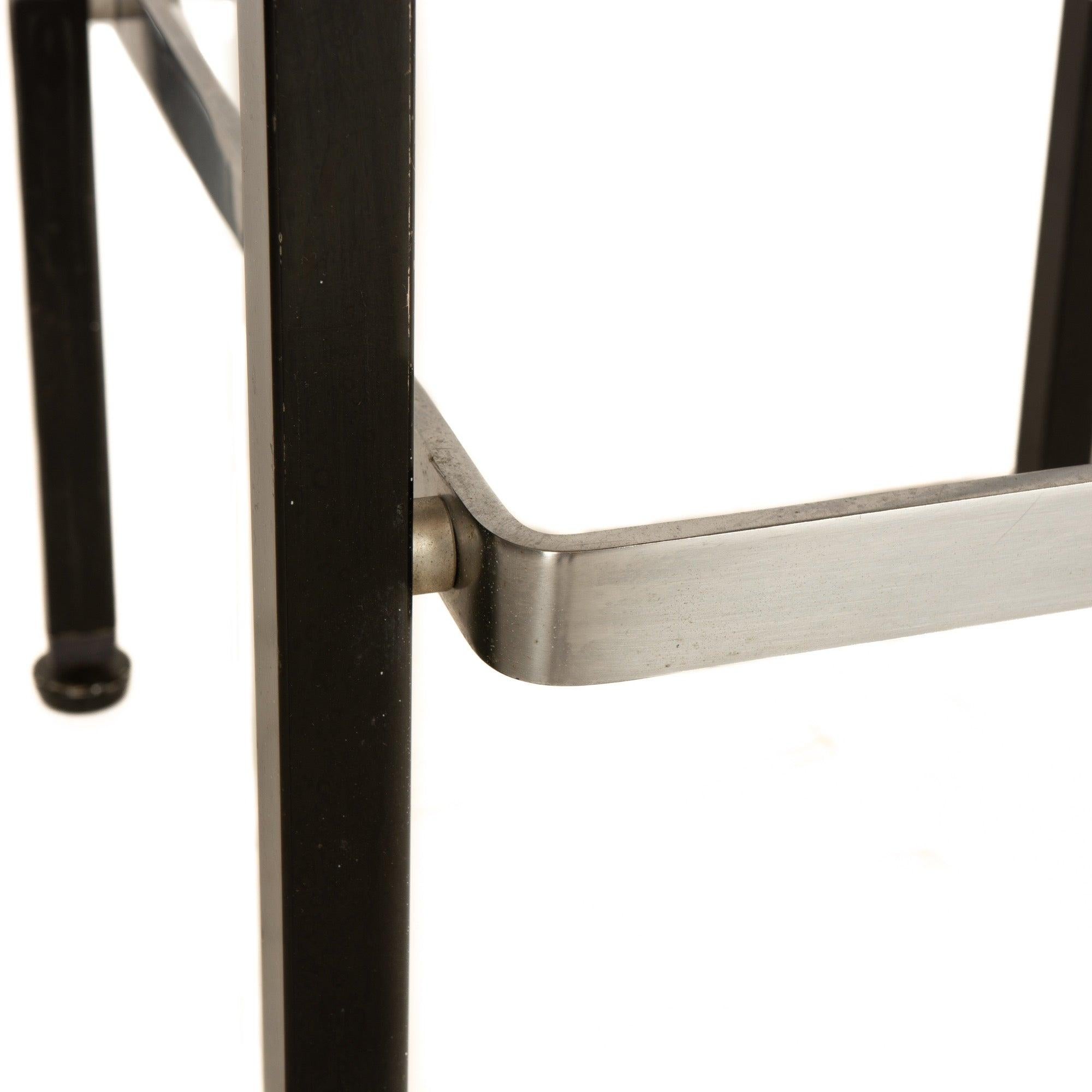 Tabouret de bar émaillé, acier chromé brossé avec sièges rembourrés par Knoll, 1960 État moyen - En vente à Sagaponack, NY
