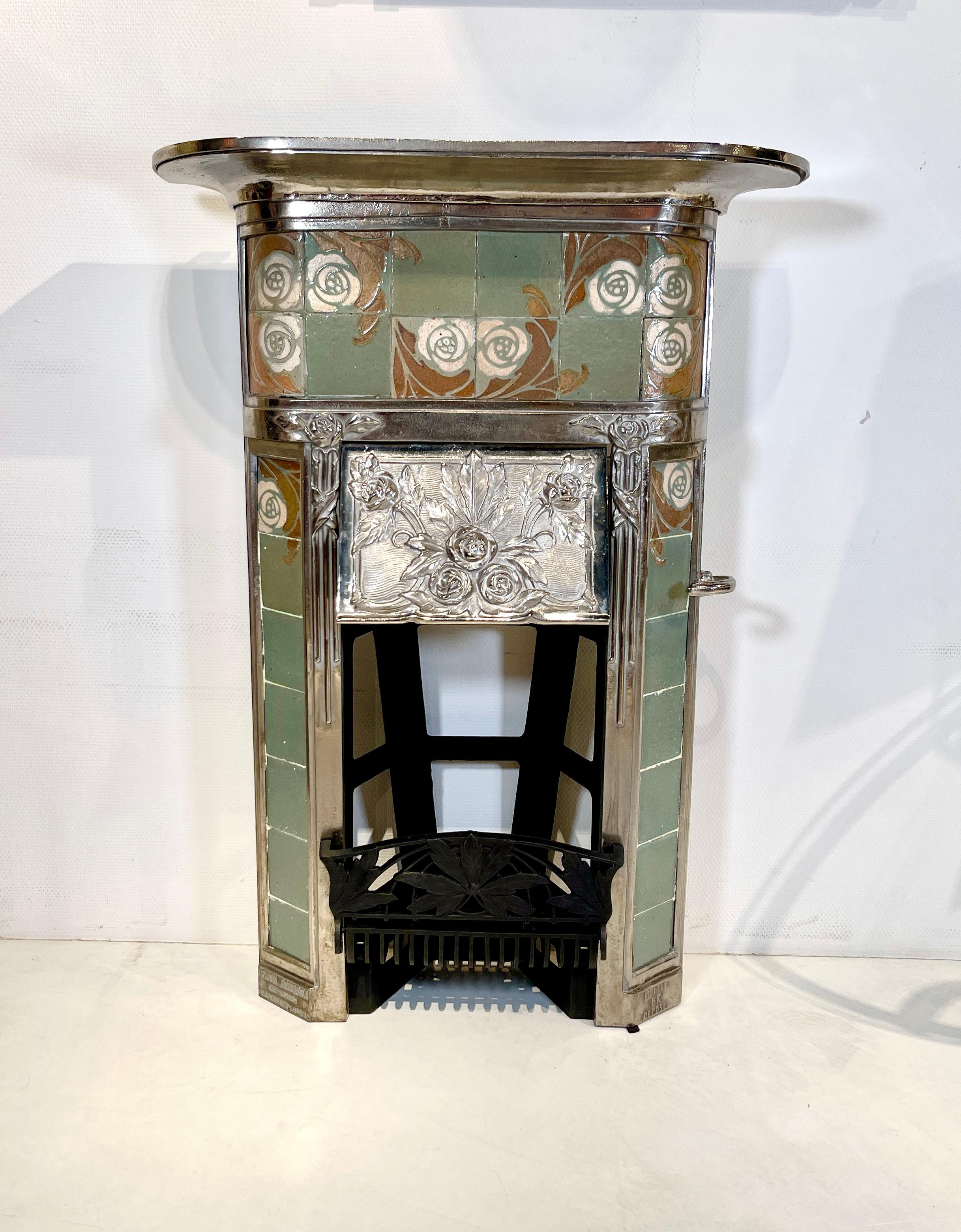 Rare et originale cheminée de Sue et mare, entièrement, nettoyée et restaurée. prête à poser. signée par la société de céramique (Gentil-Bourdet céramiste Billancourt Paris).