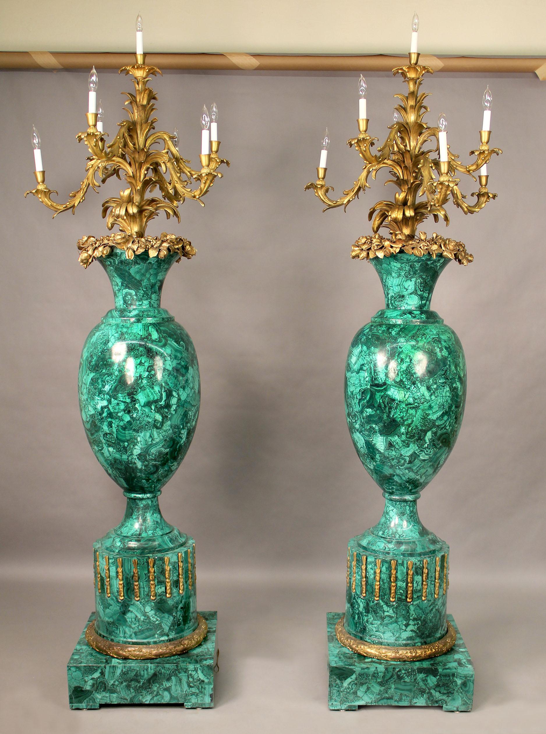 Ein seltenes und palastartiges Paar von sechs Fackeln aus vergoldeter Bronze und Malachit aus der Mitte des 20.

Der balusterförmige Korpus steht auf einem runden und quadratischen Sockel aus vergoldeter Bronze, der Hals ist mit Blumen und Blattwerk