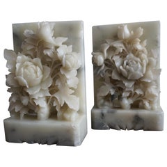 Paar seltene und hochwertige geschnitzte Alabaster-Bücherstützen mit Rosenknospen aus dem späten 19. Jahrhundert