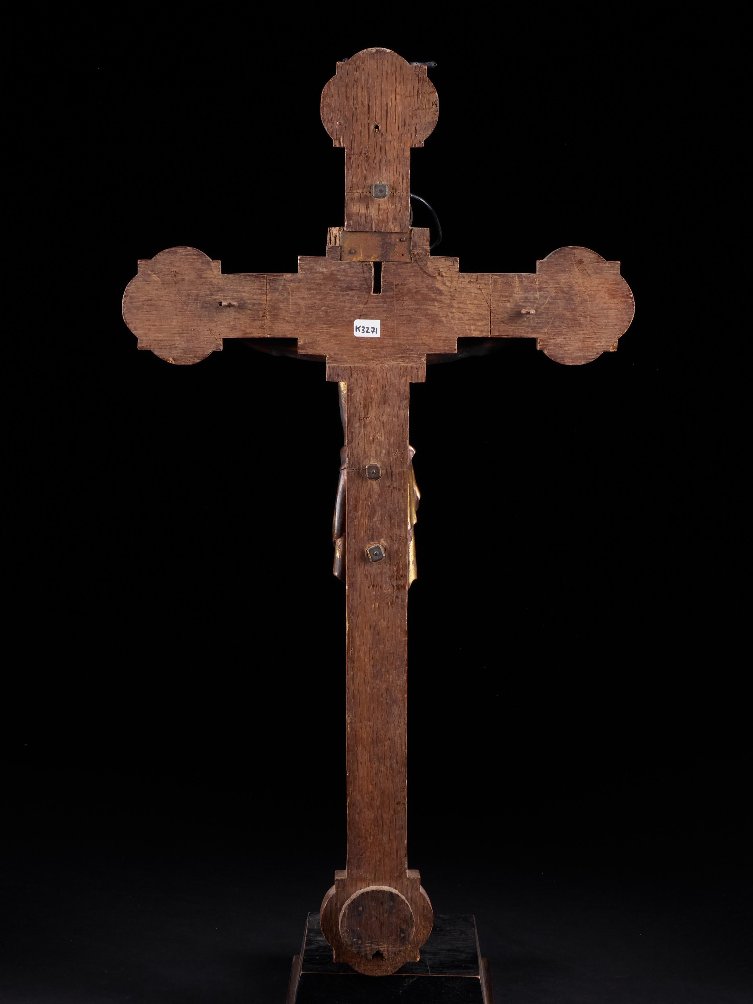 Vintage wooden cross with a nice patina and an exquisite shape. This item depicts the Christ in his last agony on the cross, after being crucified.