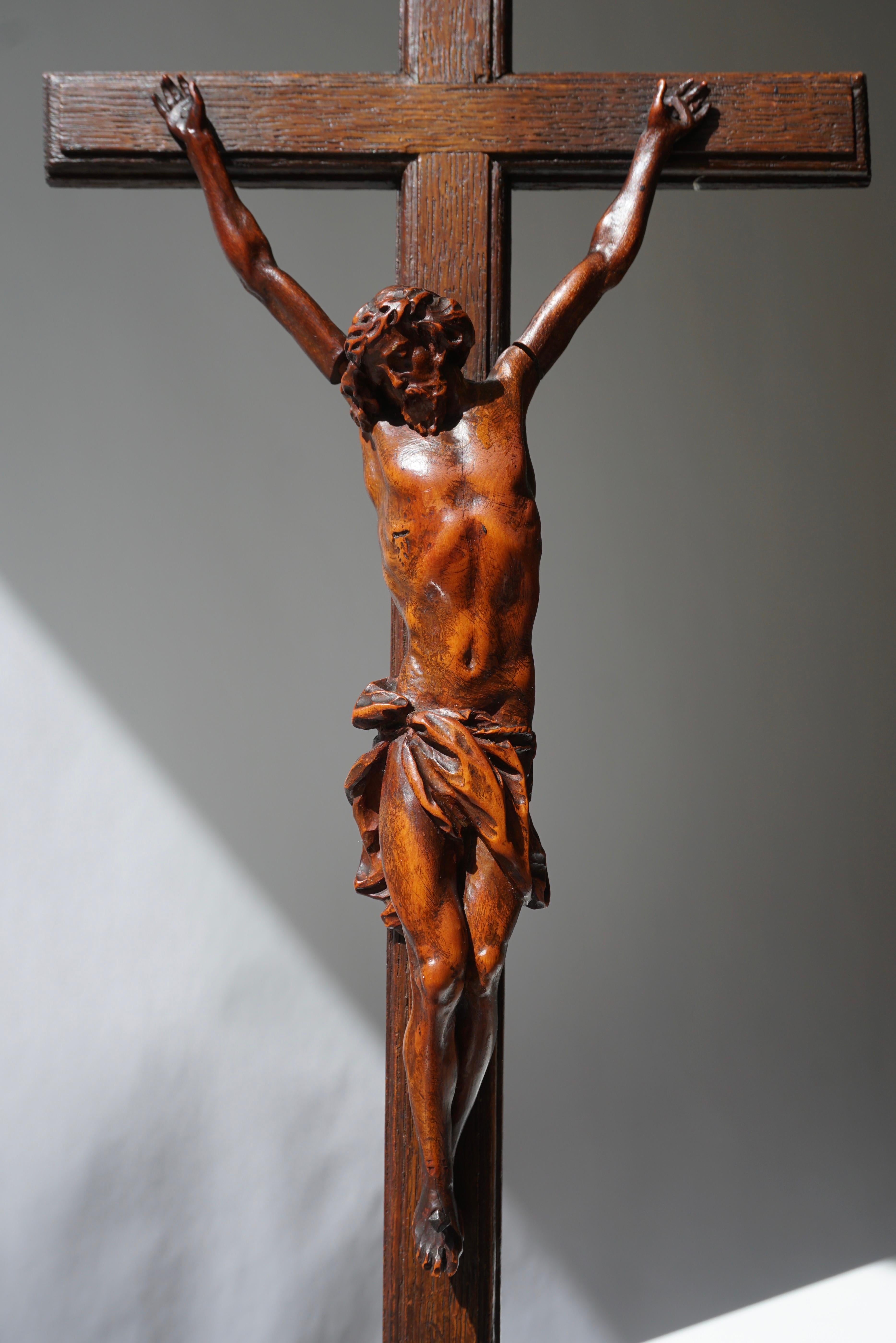 Seltener und bemerkenswerter Corpus Christi auf einem verzierten Holzkreuz mit Totenkopf im Angebot 3