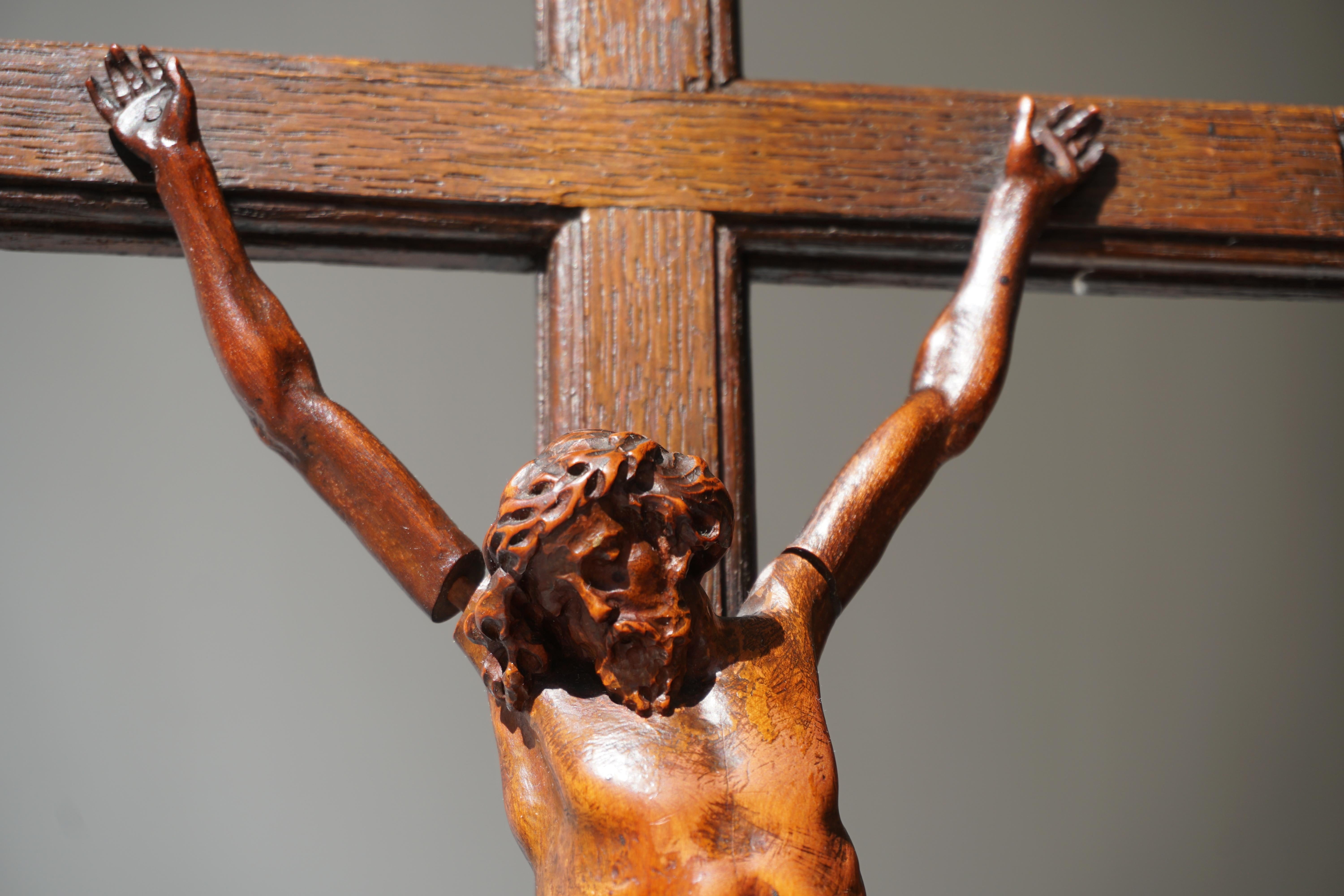 Seltener und bemerkenswerter Corpus Christi auf einem verzierten Holzkreuz mit Totenkopf im Angebot 4