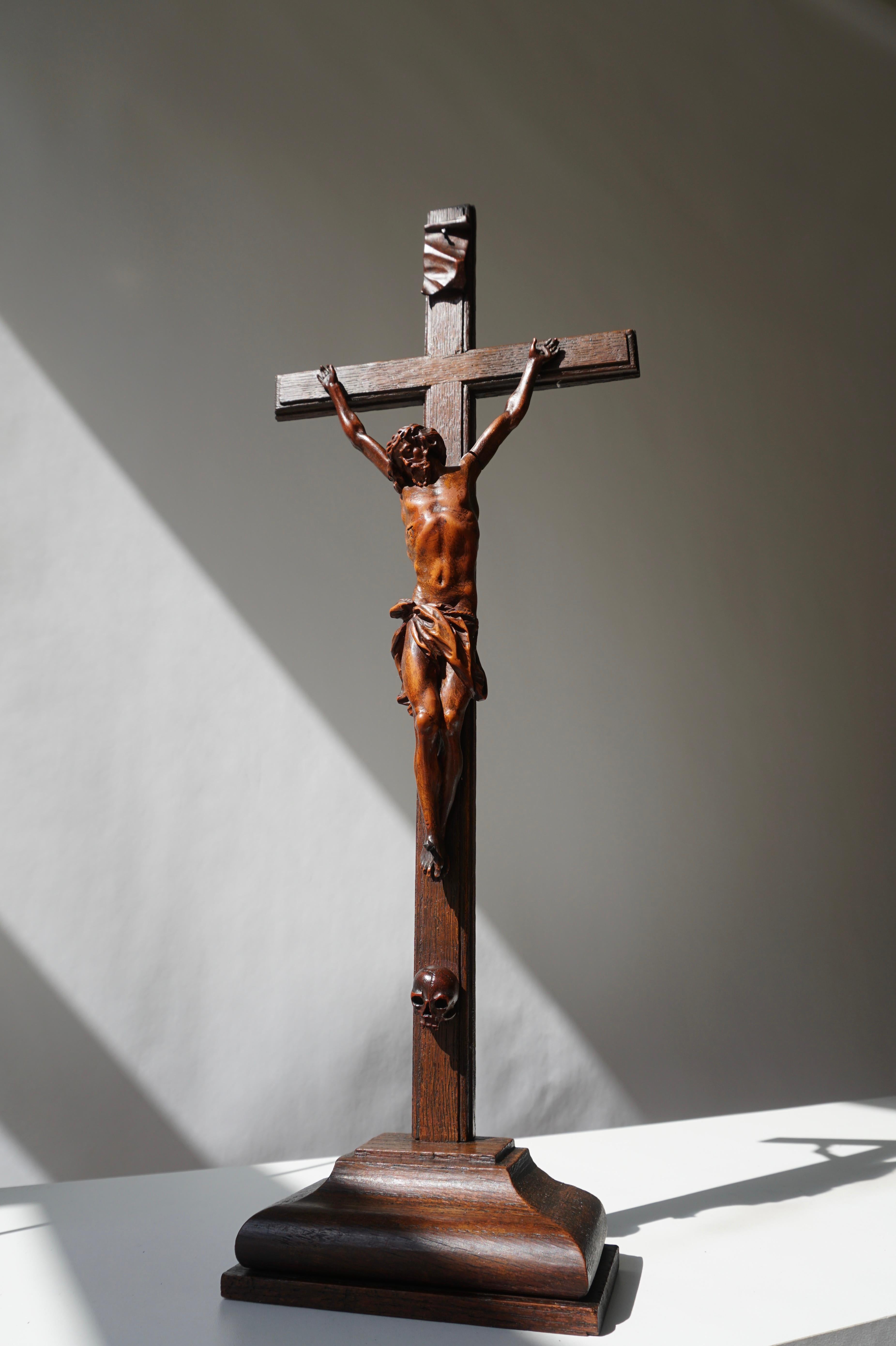 Seltener und bemerkenswerter Corpus Christi auf einem verzierten Holzkreuz mit Totenkopf im Angebot 5