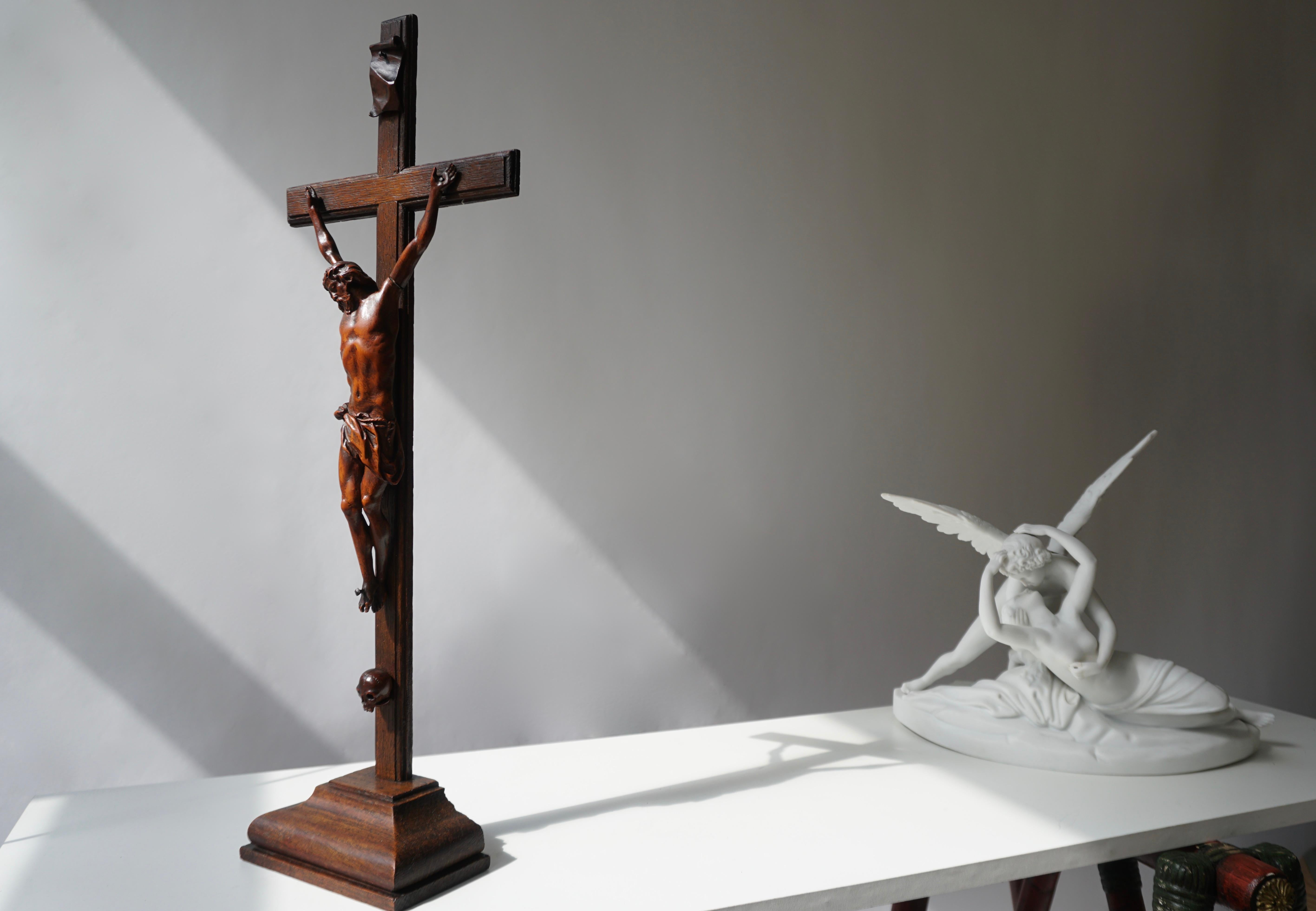 Seltener und bemerkenswerter Corpus Christi auf einem verzierten Holzkreuz mit Totenkopf (Gotisch) im Angebot