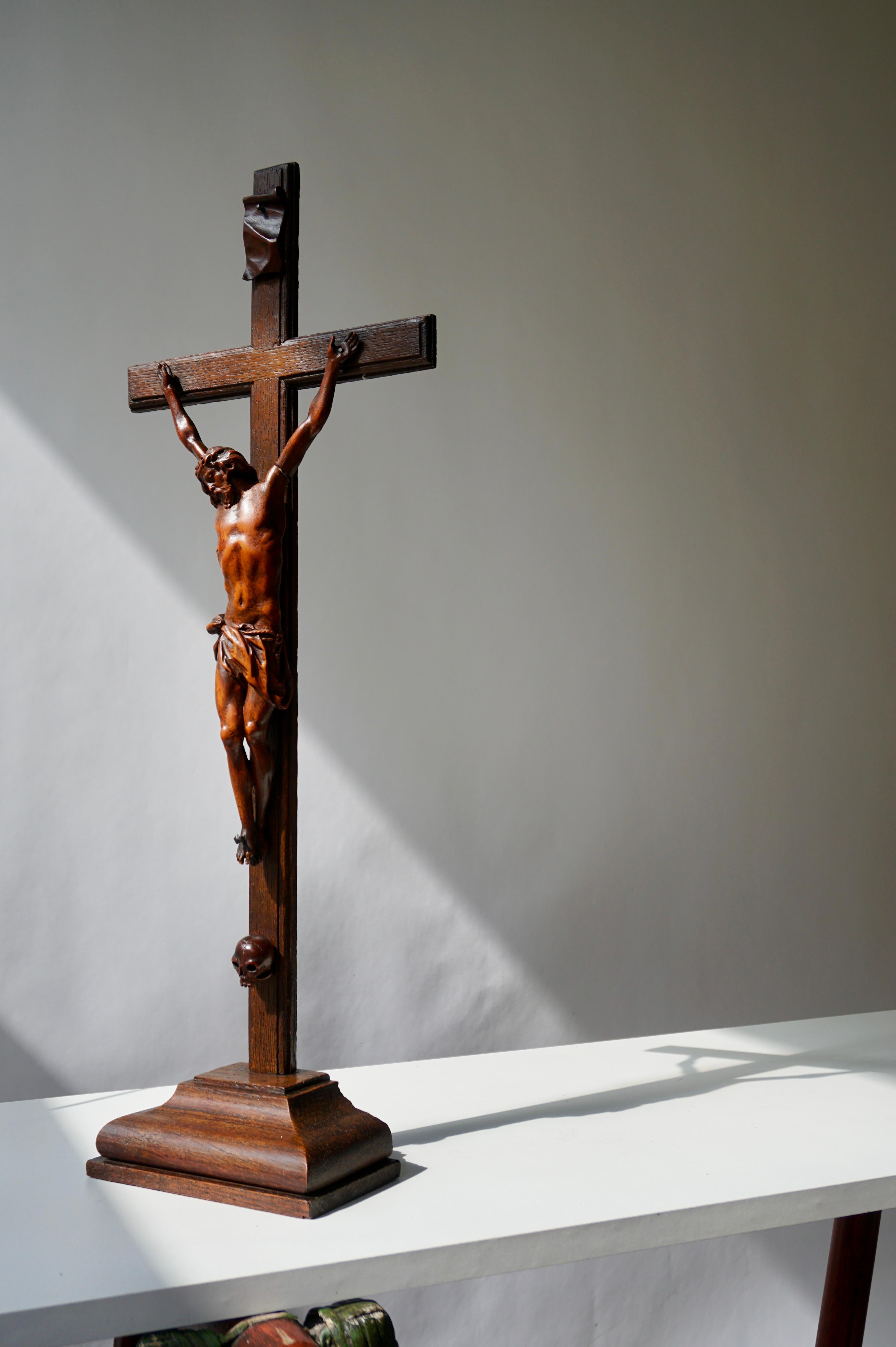 Seltener und bemerkenswerter Corpus Christi auf einem verzierten Holzkreuz mit Totenkopf (Belgisch) im Angebot