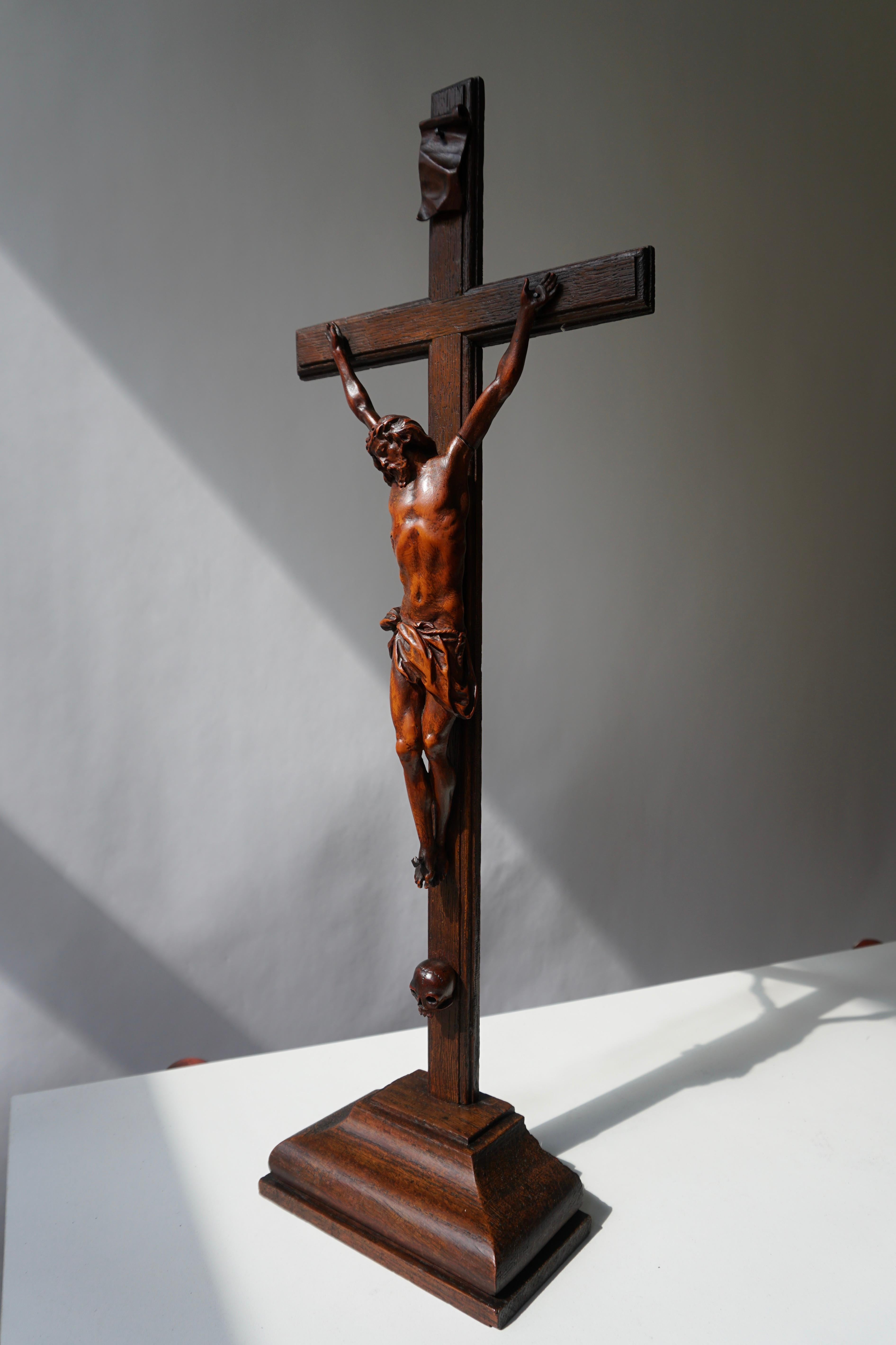Seltener und bemerkenswerter Corpus Christi auf einem verzierten Holzkreuz mit Totenkopf (Handgeschnitzt) im Angebot