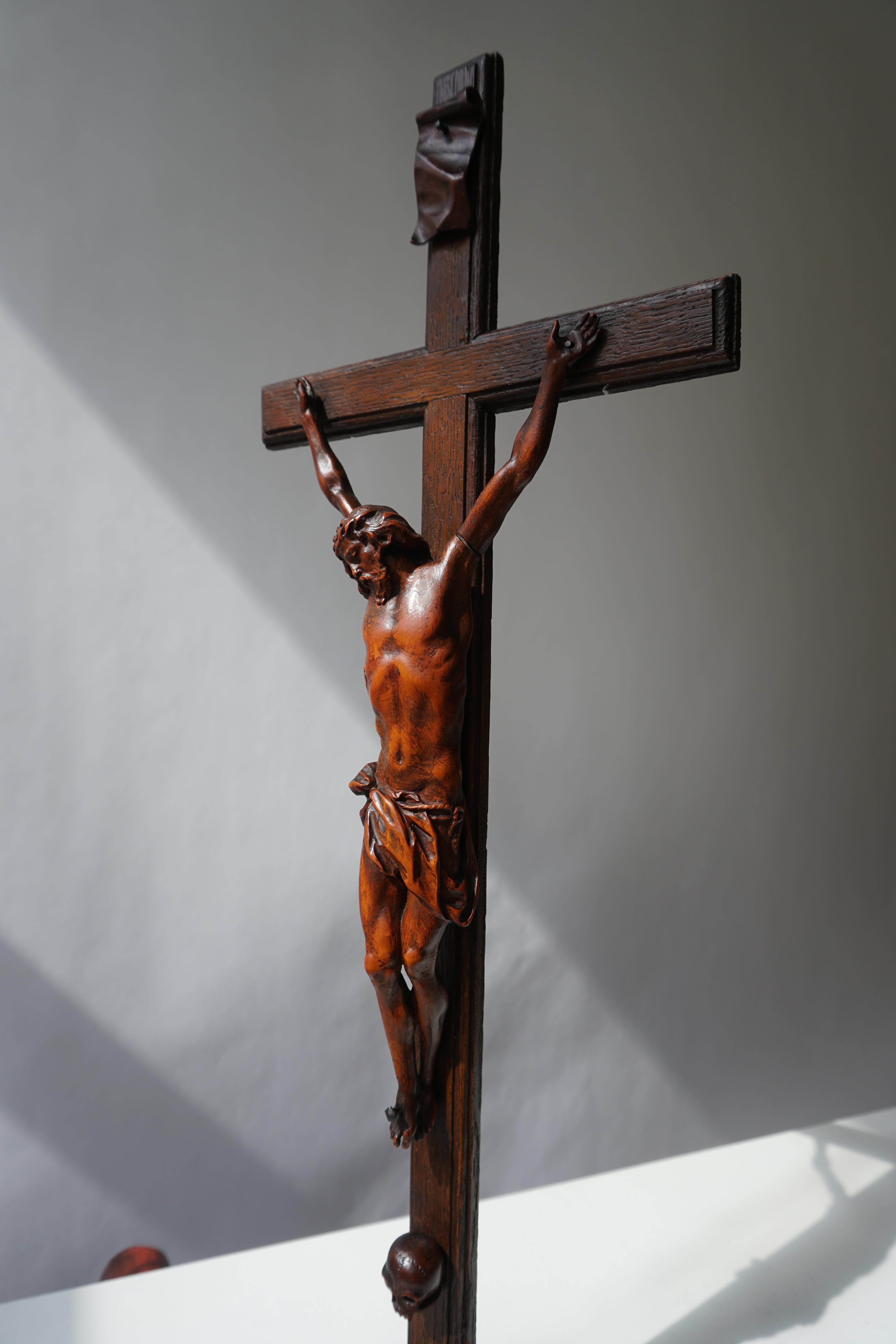 Seltener und bemerkenswerter Corpus Christi auf einem verzierten Holzkreuz mit Totenkopf (19. Jahrhundert) im Angebot