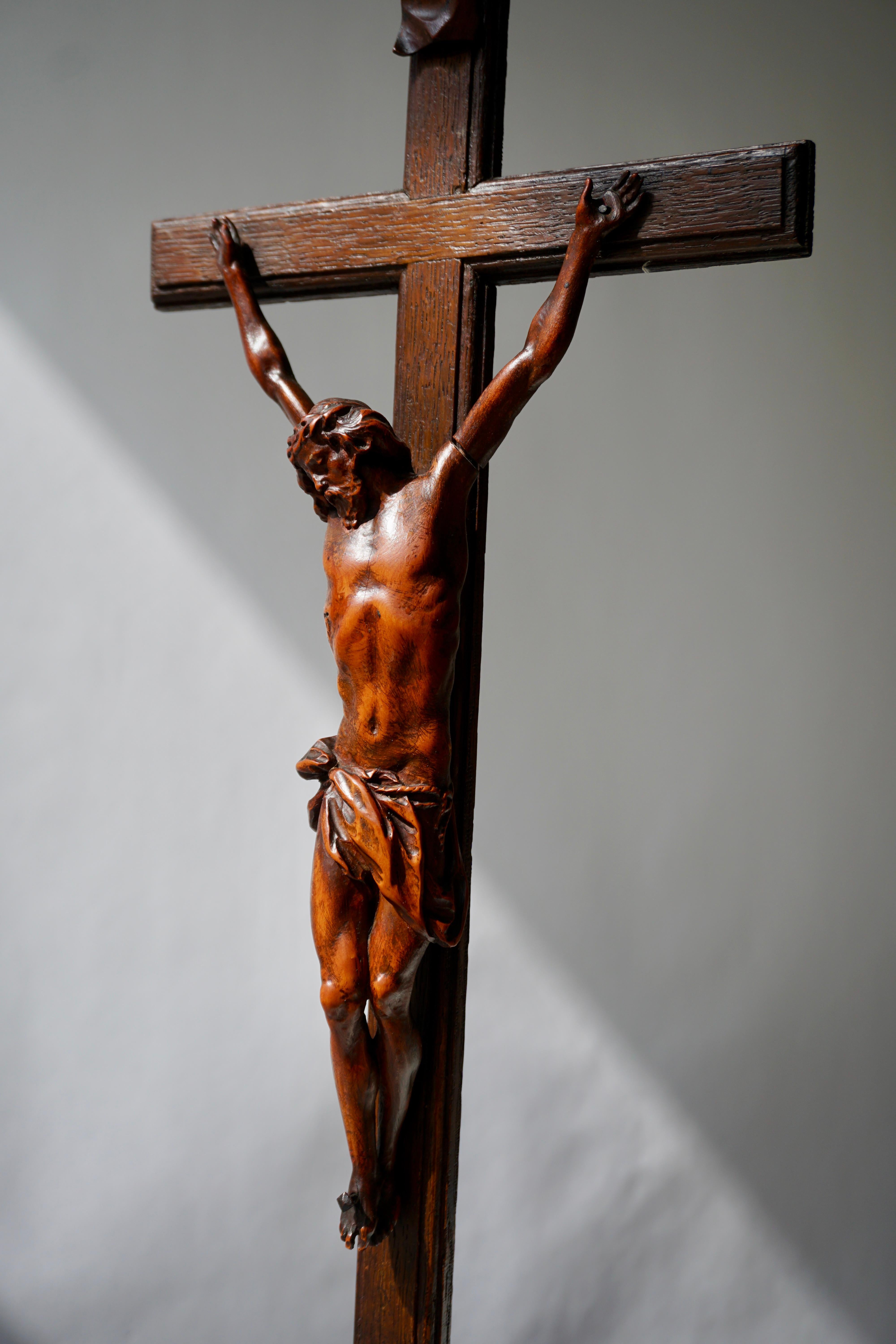 Seltener und bemerkenswerter Corpus Christi auf einem verzierten Holzkreuz mit Totenkopf im Angebot 1