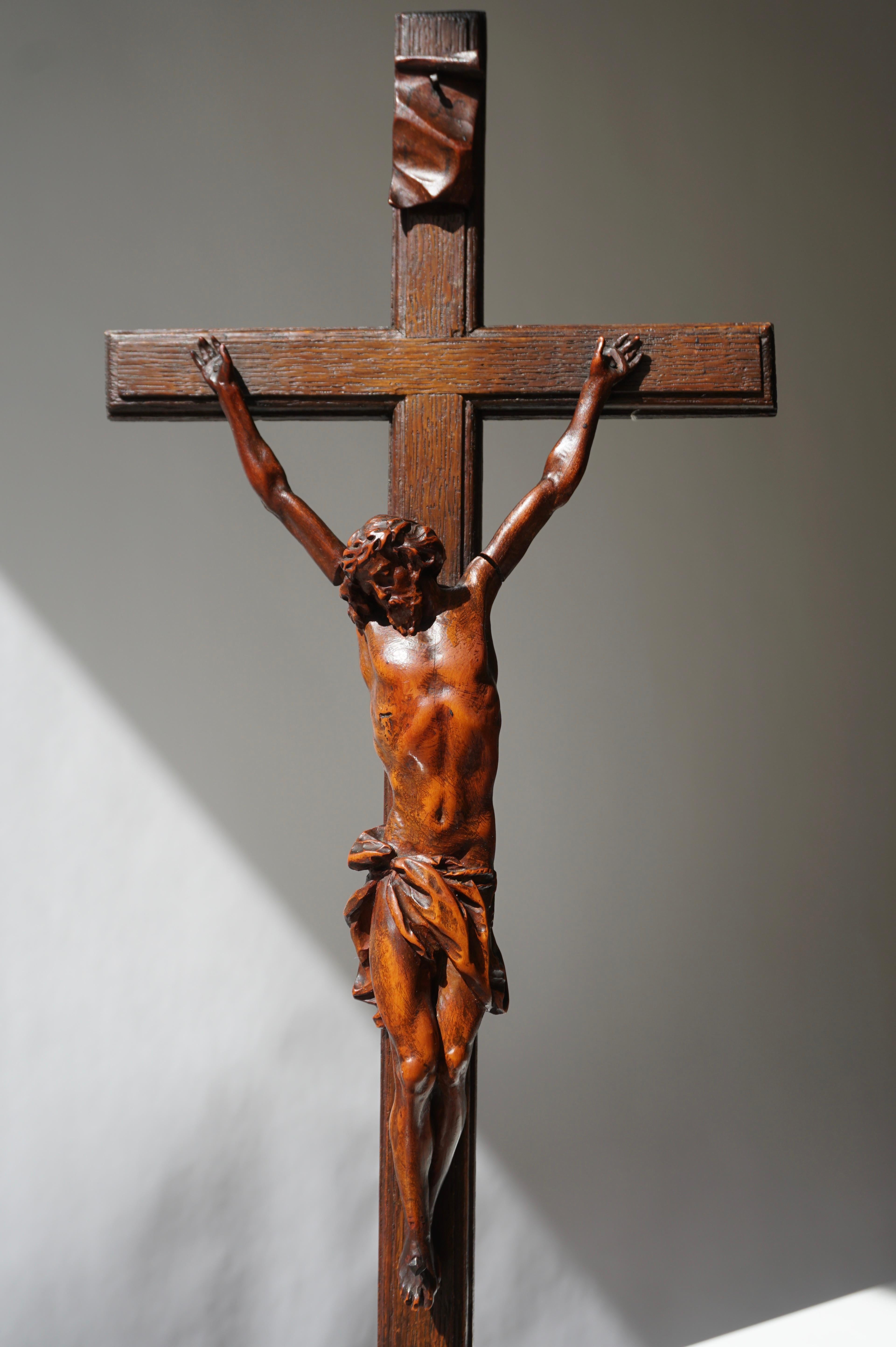 Seltener und bemerkenswerter Corpus Christi auf einem verzierten Holzkreuz mit Totenkopf im Angebot 2