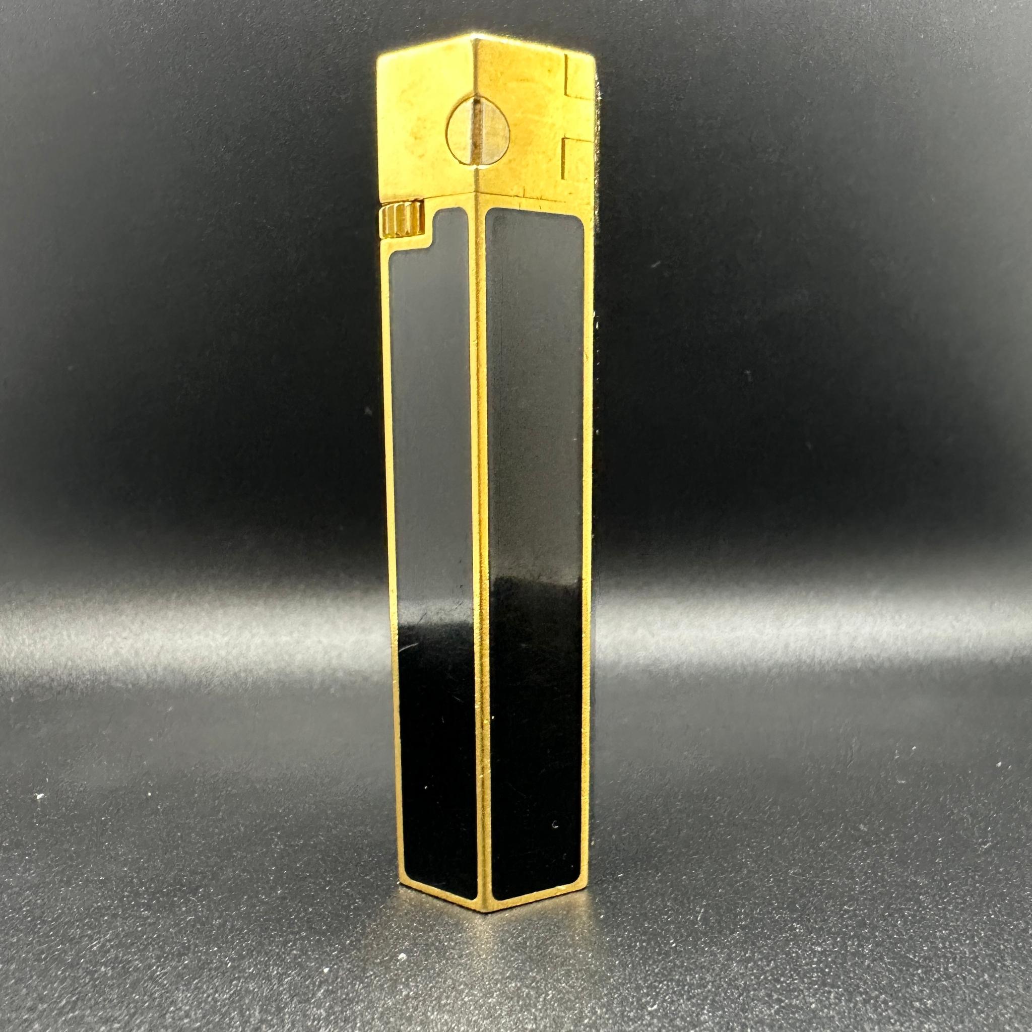 Art déco CIRCA Circa 1980s Hexagonal Black Lacquer & Gold Vintage Lighter, Rare, Retro  en vente
