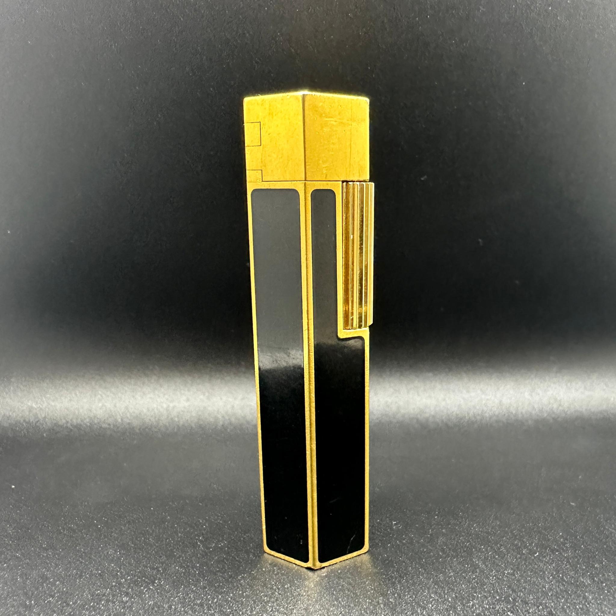CIRCA Circa 1980s Hexagonal Black Lacquer & Gold Vintage Lighter, Rare, Retro  Excellent état - En vente à New York, NY