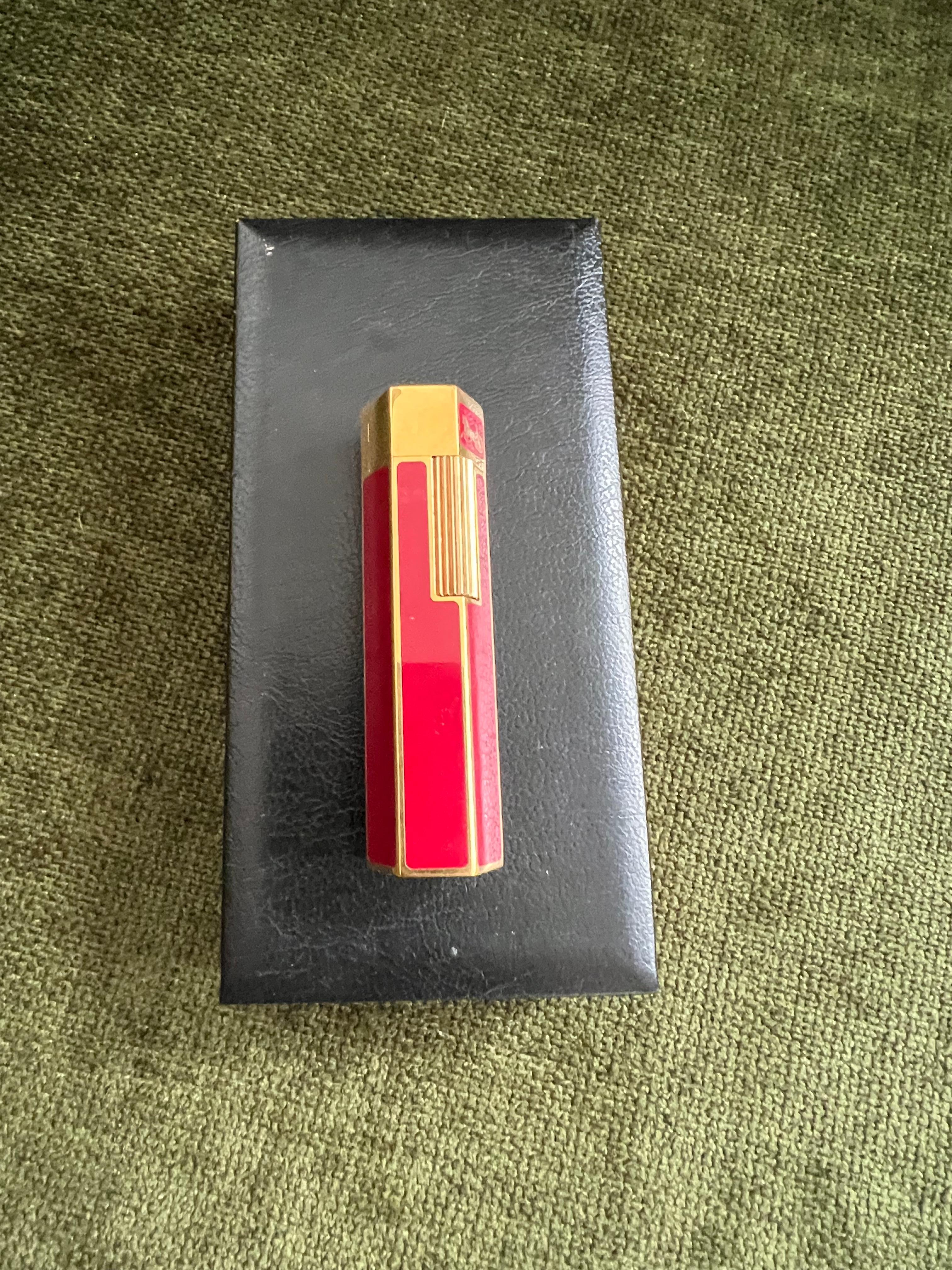 Celine, Circa 1980s Hexagonal Hot Red Lacquer & Gold Vintage Lighter, Rare Retro For Sale 4