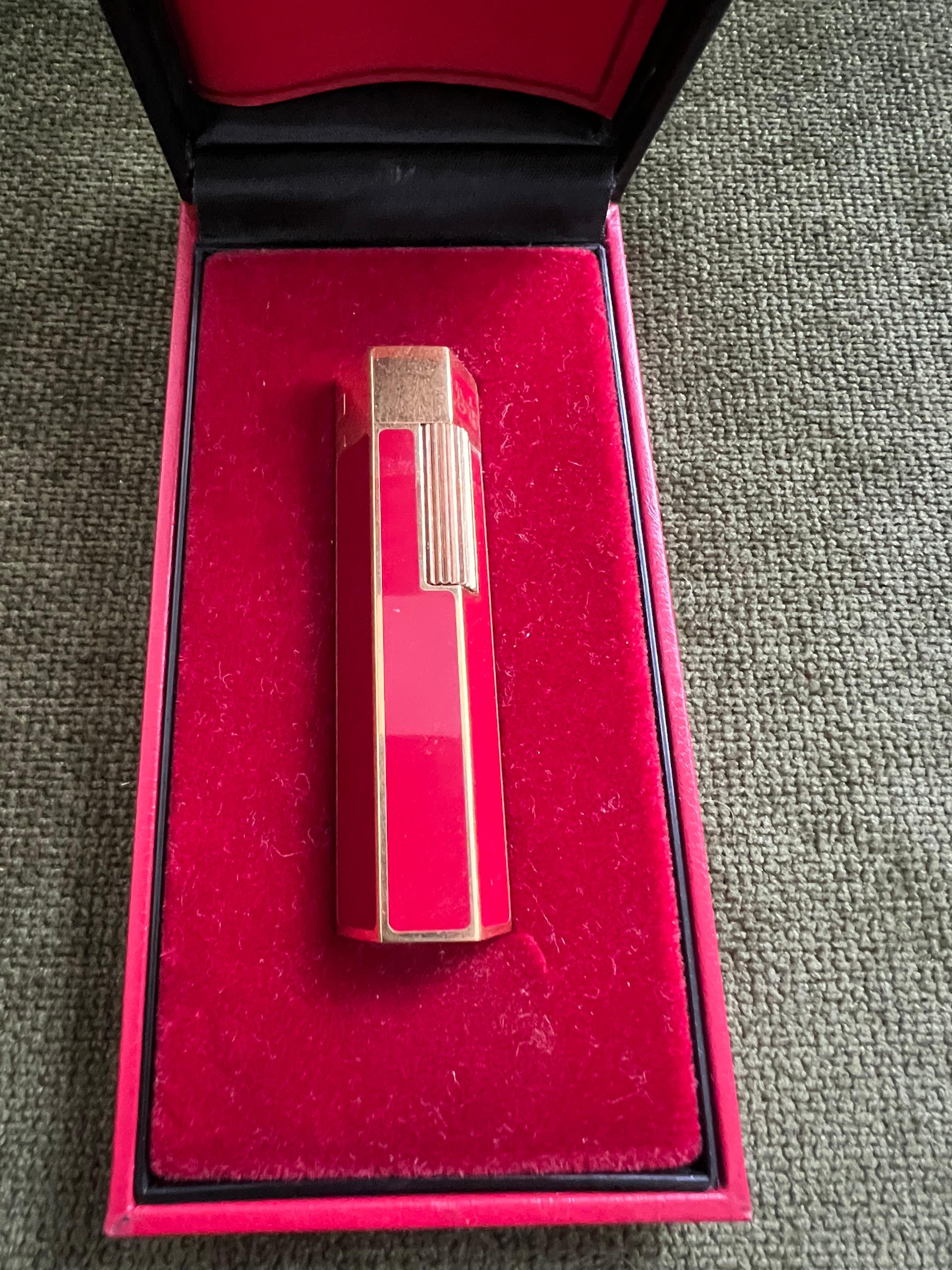 Celine, Circa 1980s Hexagonal Hot Red Lacquer & Gold Vintage Lighter, Rare Retro For Sale 5