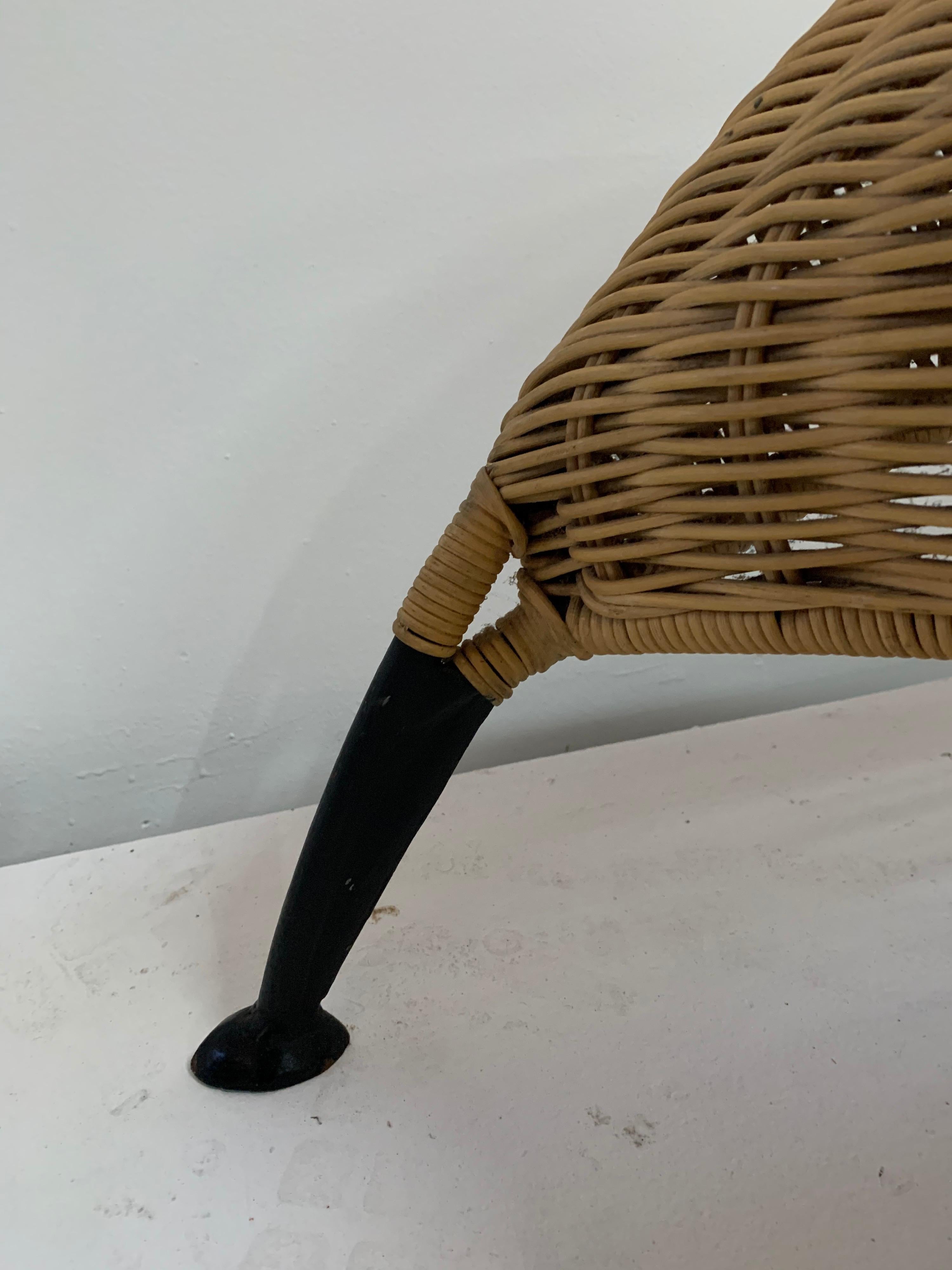 Rare and Sculptural Natural Wicker Chaise Lounge Chair In Good Condition In East Hampton, NY