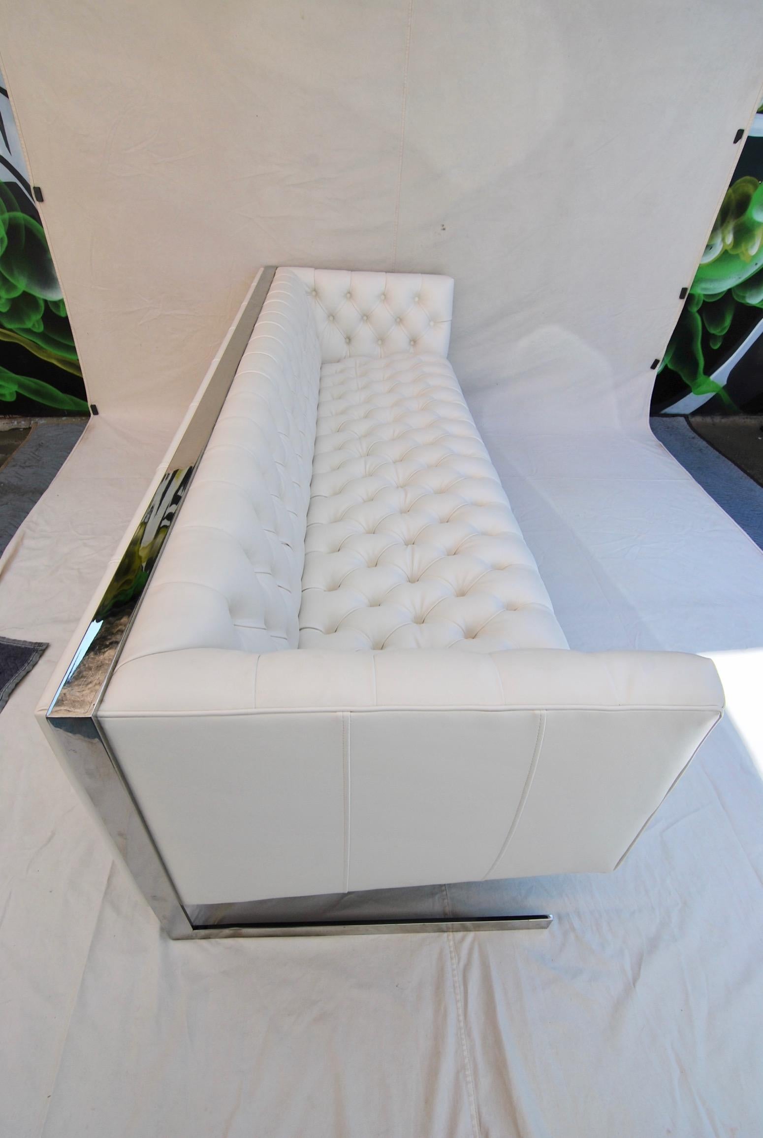 Seltenes und sexy großes, freitragendes Sofa im Chesterfield-Stil mit freitragendem Design (Moderne der Mitte des Jahrhunderts) im Angebot