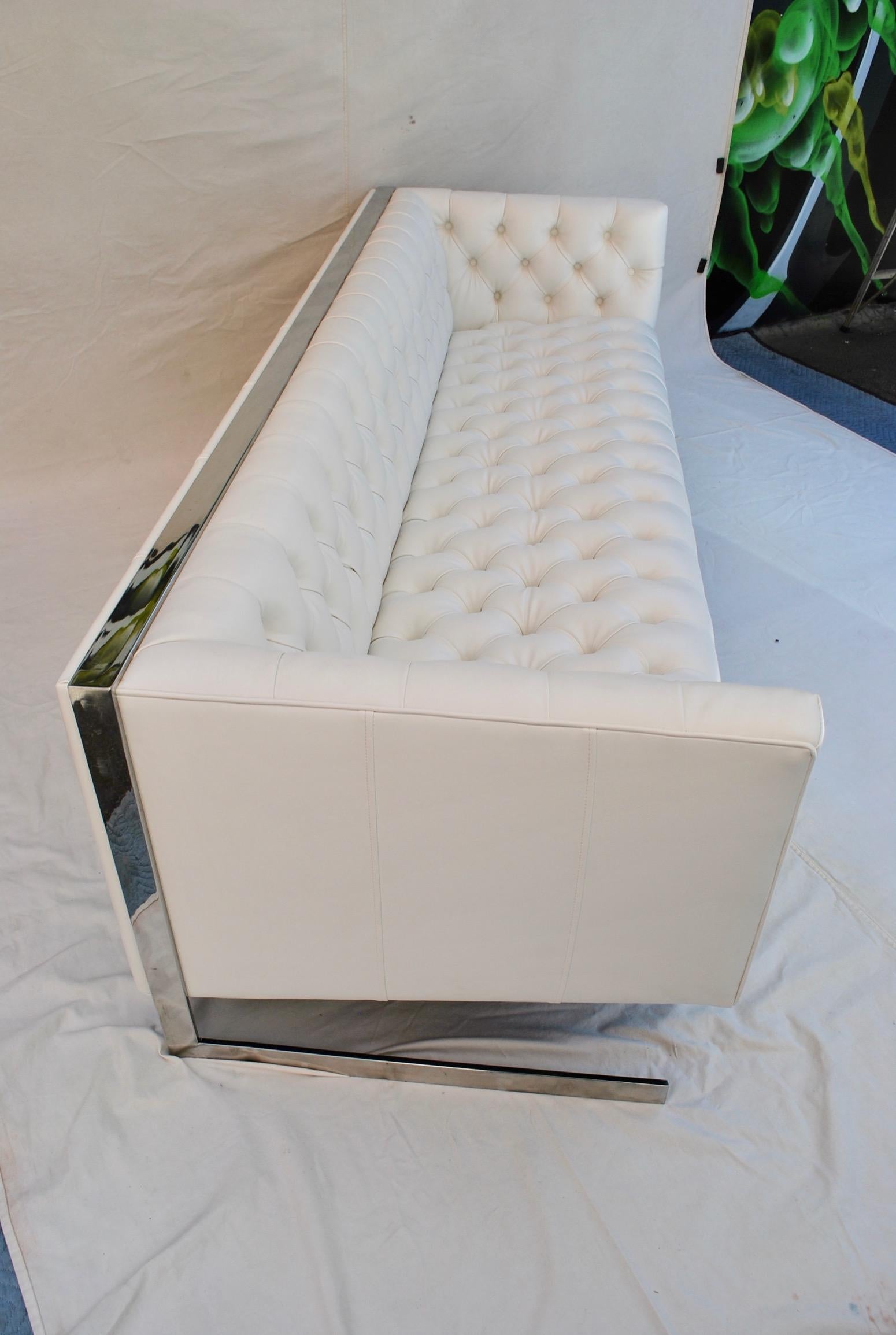 Seltenes und sexy großes, freitragendes Sofa im Chesterfield-Stil mit freitragendem Design im Zustand „Gut“ im Angebot in Los Angeles, CA