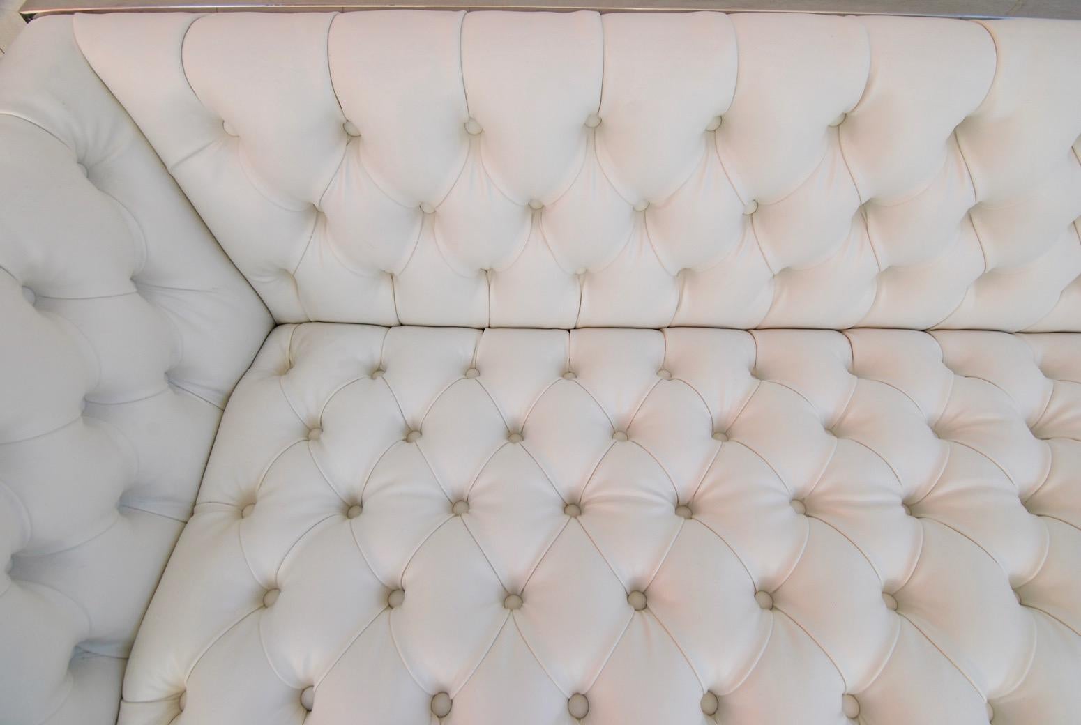 Seltenes und sexy großes, freitragendes Sofa im Chesterfield-Stil mit freitragendem Design (Ende des 20. Jahrhunderts) im Angebot