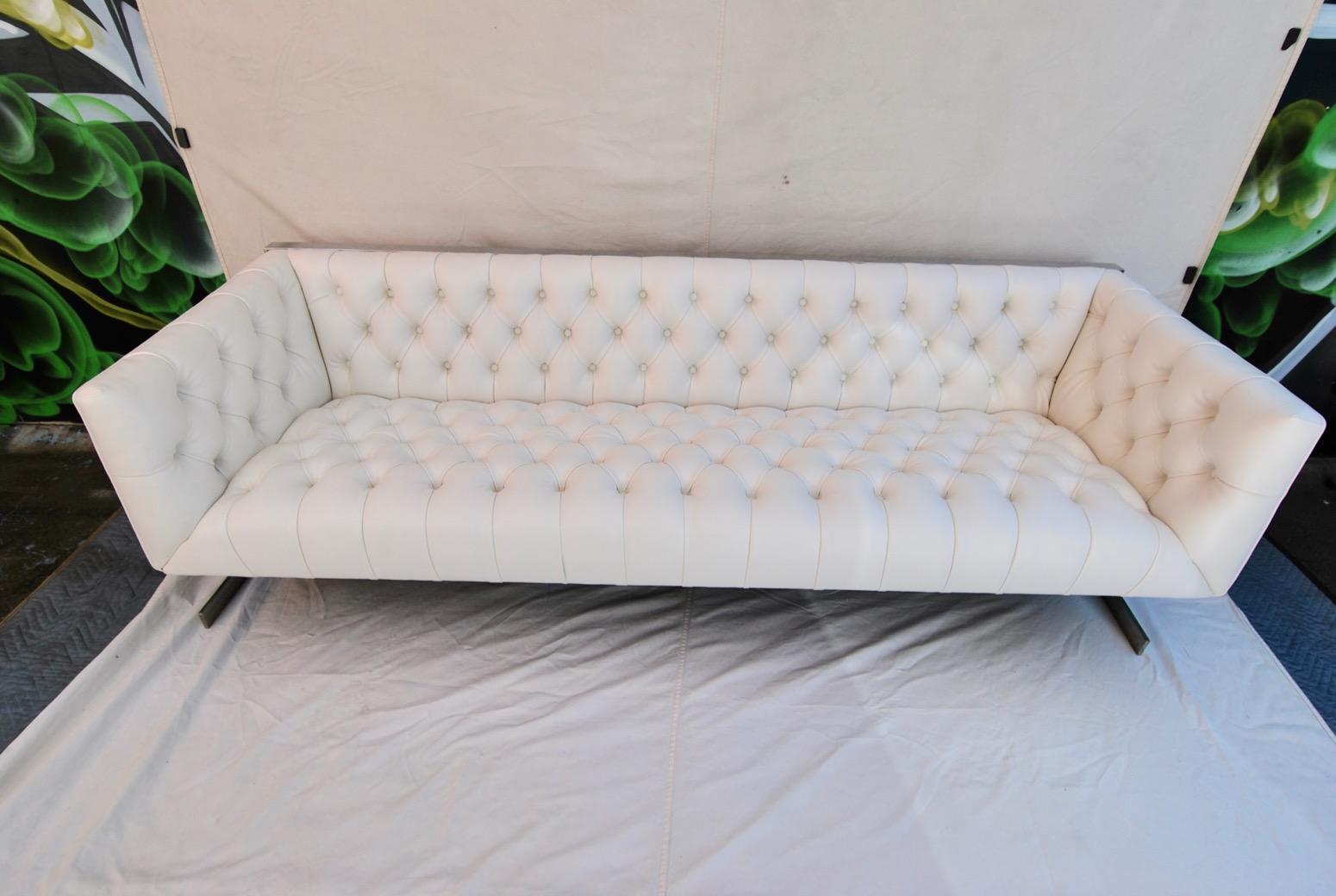 Seltenes und sexy großes, freitragendes Sofa im Chesterfield-Stil mit freitragendem Design (Metall) im Angebot