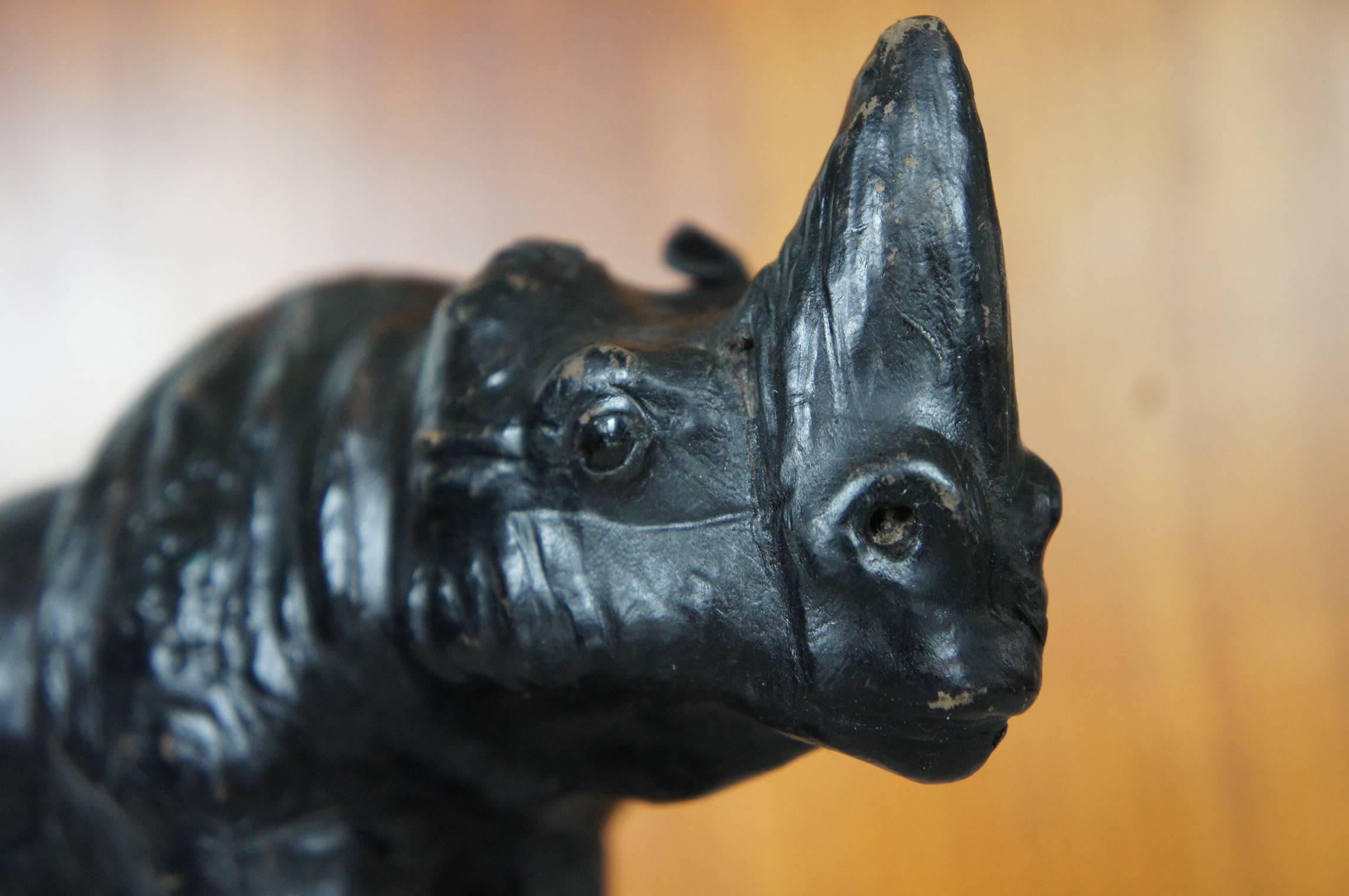 Seltenes und kleines Paar schwarzer Rhino-Skulpturen aus Leder auf Holz mit Glasaugen (Italienisch) im Angebot