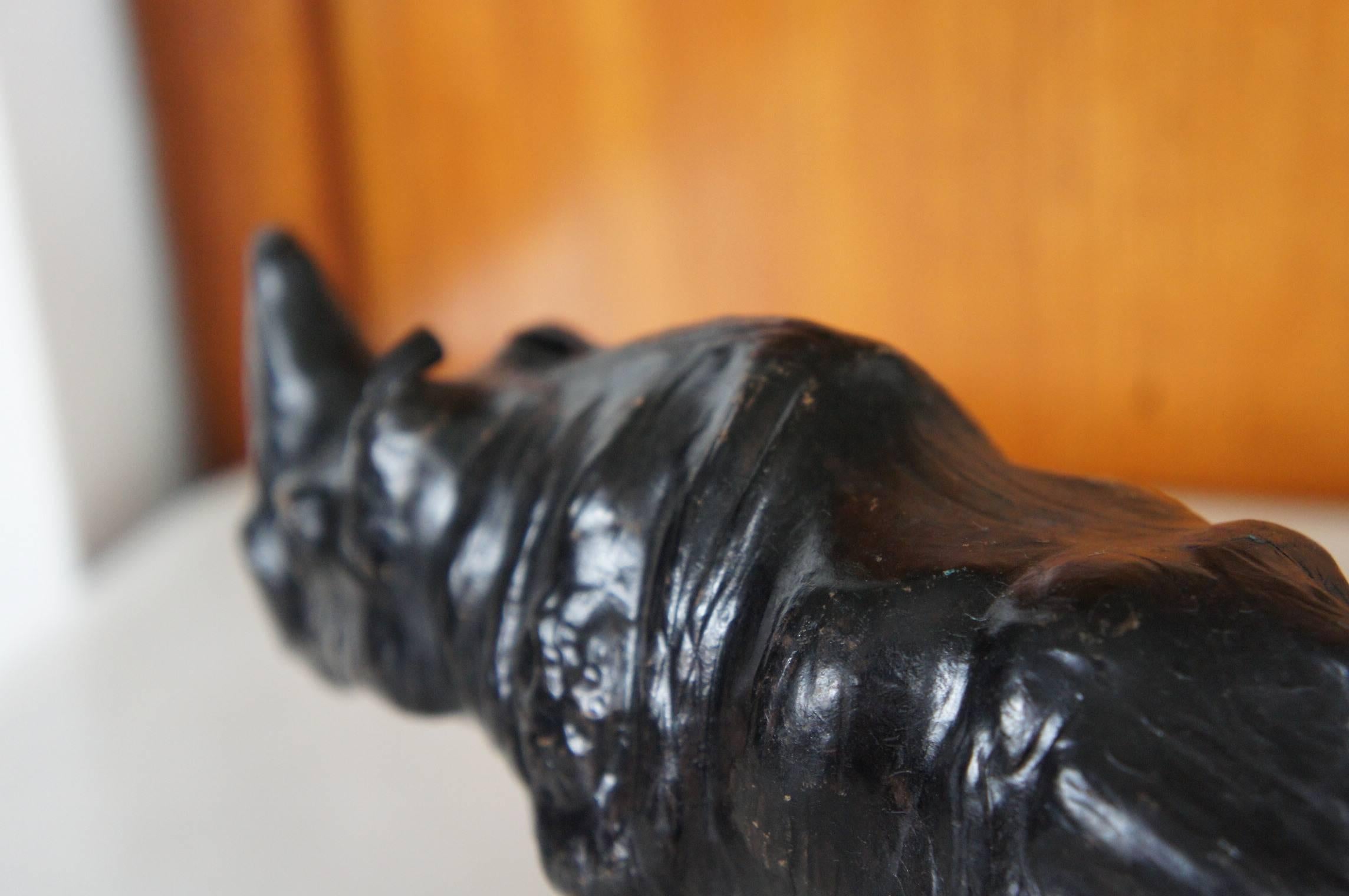 Seltenes und kleines Paar schwarzer Rhino-Skulpturen aus Leder auf Holz mit Glasaugen (Intarsie) im Angebot