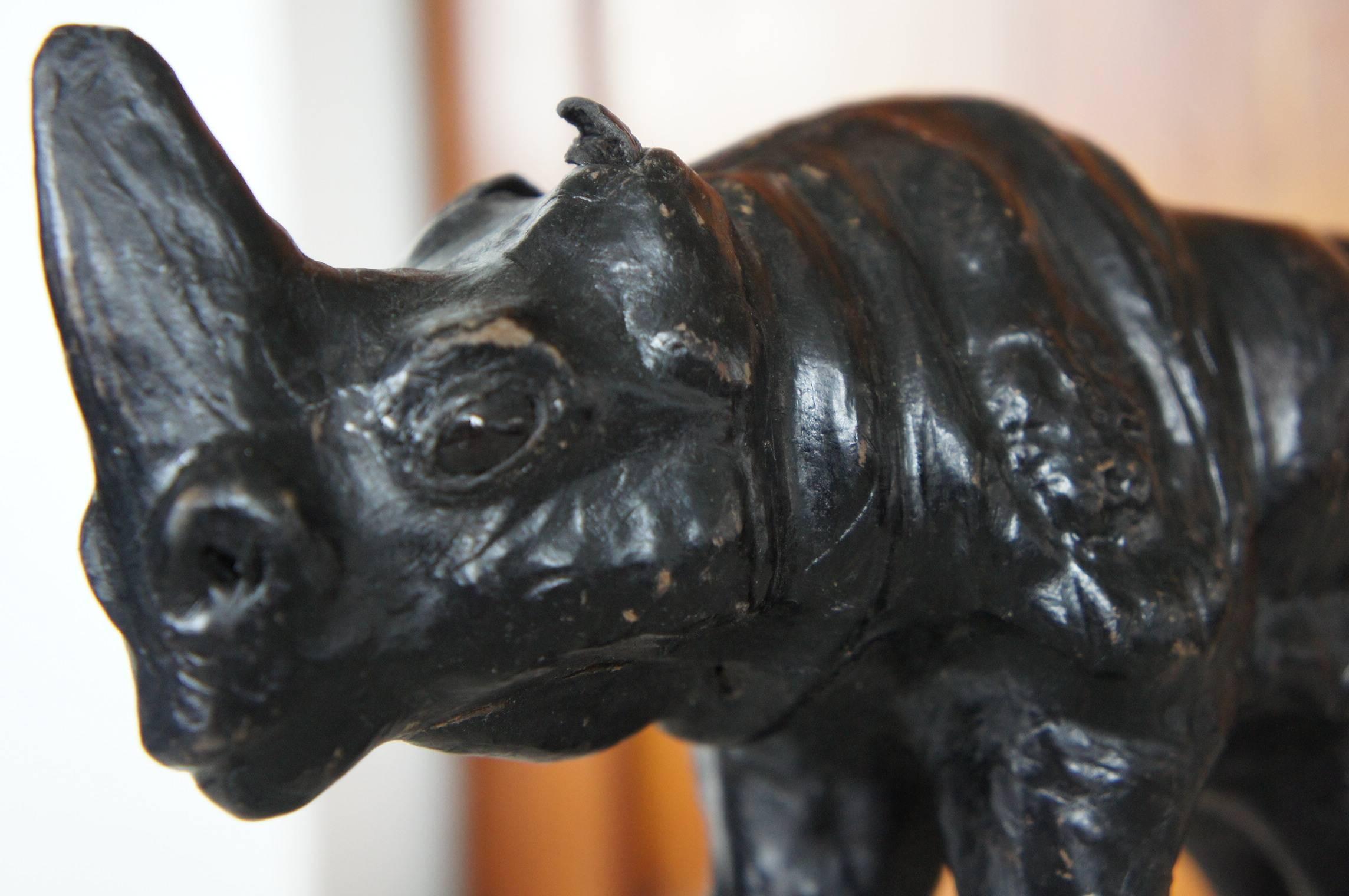 Seltenes und kleines Paar schwarzer Rhino-Skulpturen aus Leder auf Holz mit Glasaugen (20. Jahrhundert) im Angebot