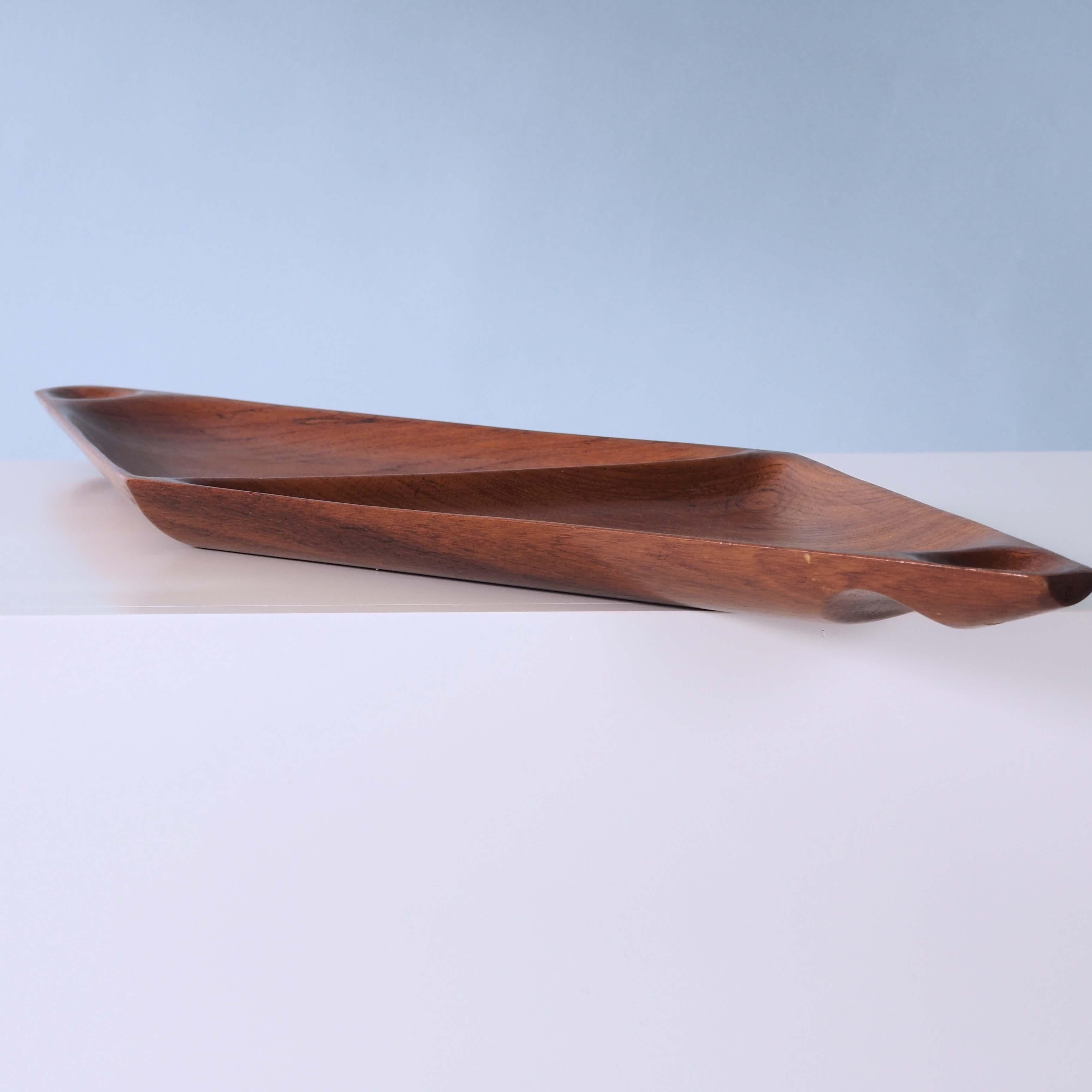 Solid teak tray. Handcrafted and personally signed by the founder of Söwe Workshop, Sigvard Nilsson. The quality of the piece is exquisite.
Details.
    