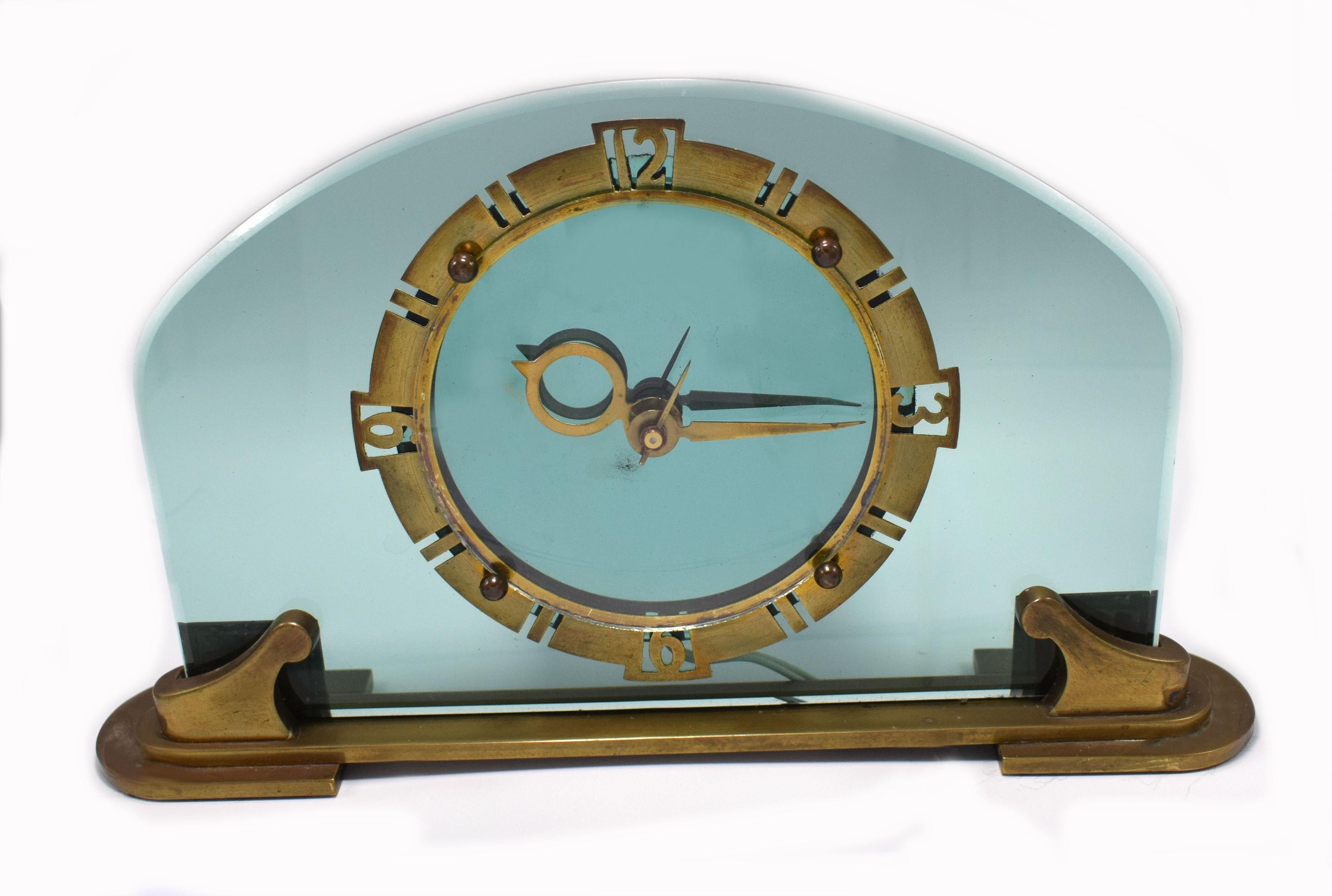 Große und seltene und atemberaubende BEM LTD Art Deco Glas:: Messing Electric Mantle Uhr. Diese Uhr ist ein absoluter Genuss. Diese glamouröse Uhr hat eine Messinglünette mit ausgefransten Ziffern und ein türkisfarbenes Glaszifferblatt. Die Uhr ist
