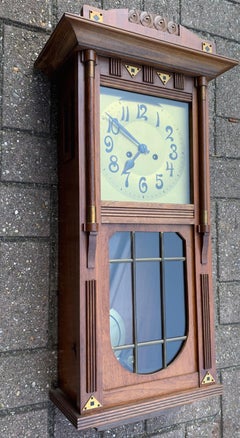 Seltene und stilvolle Wiener Sezession Geometrisches Design Nussbaum Messing Wanduhr