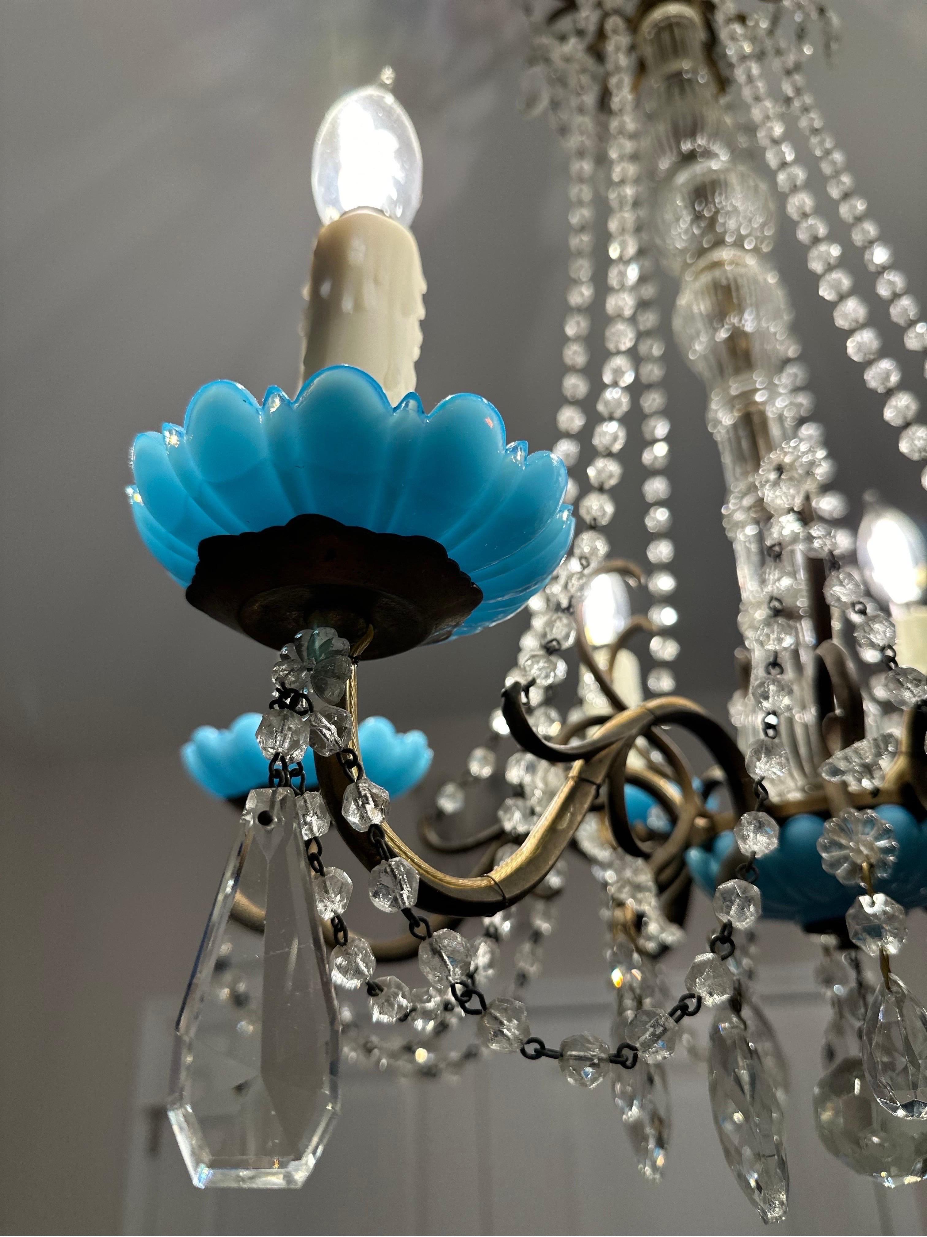 XVIIIe siècle et antérieur Rare et unique lustre en cristal français du 18e siècle avec accent bleu.  en vente