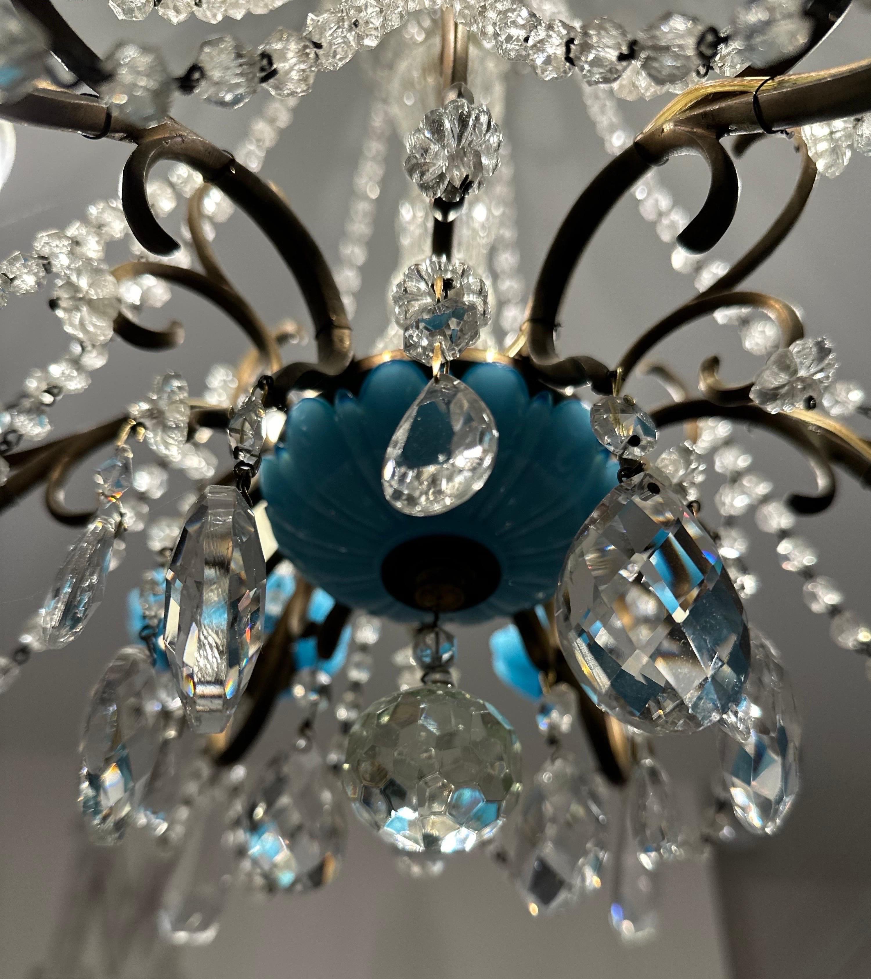 Seltener und einzigartiger französischer Kristallkronleuchter aus dem 18. Jahrhundert mit blauem Akzent.  im Angebot 1