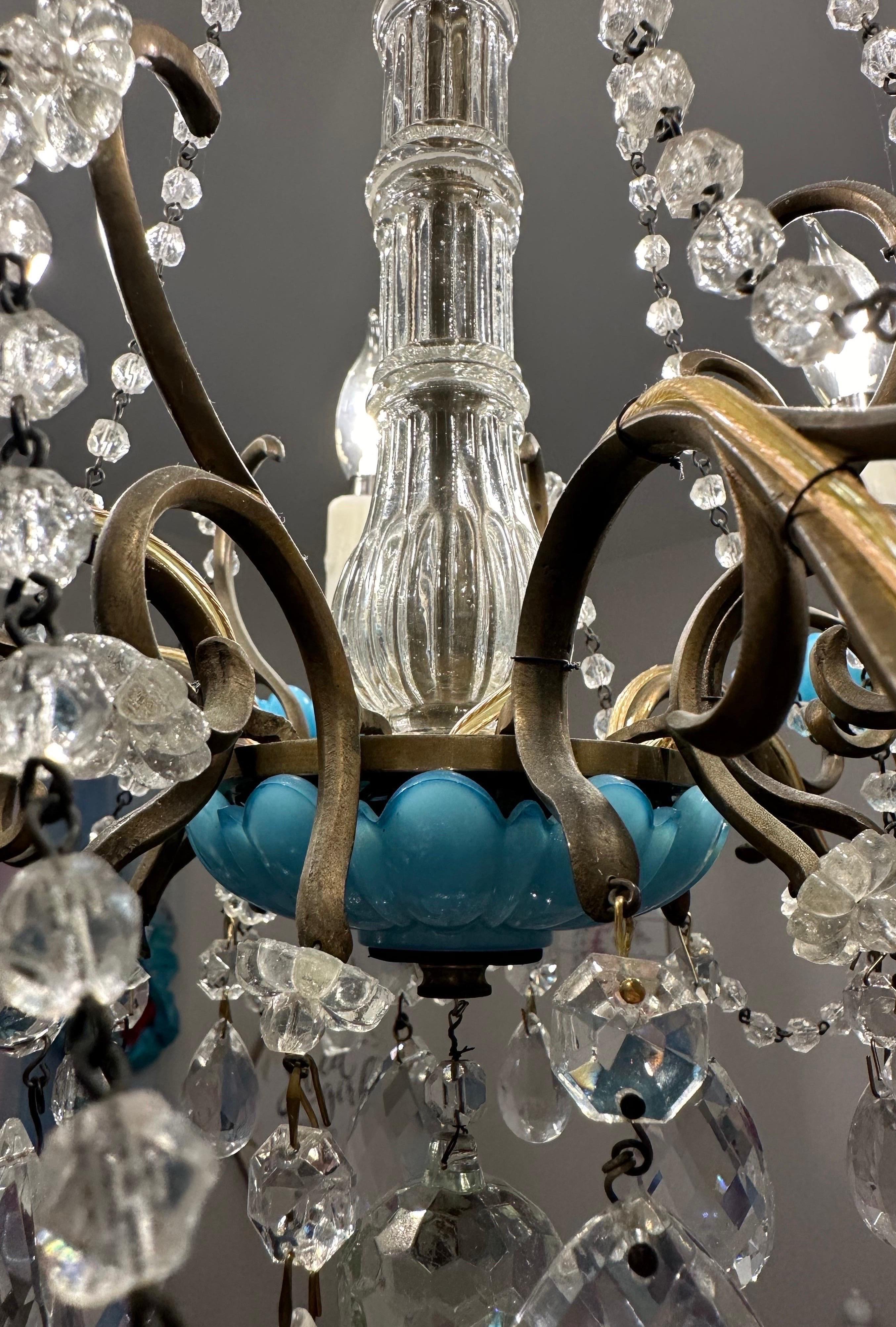 Rare et unique lustre en cristal français du 18e siècle avec accent bleu.  en vente 4