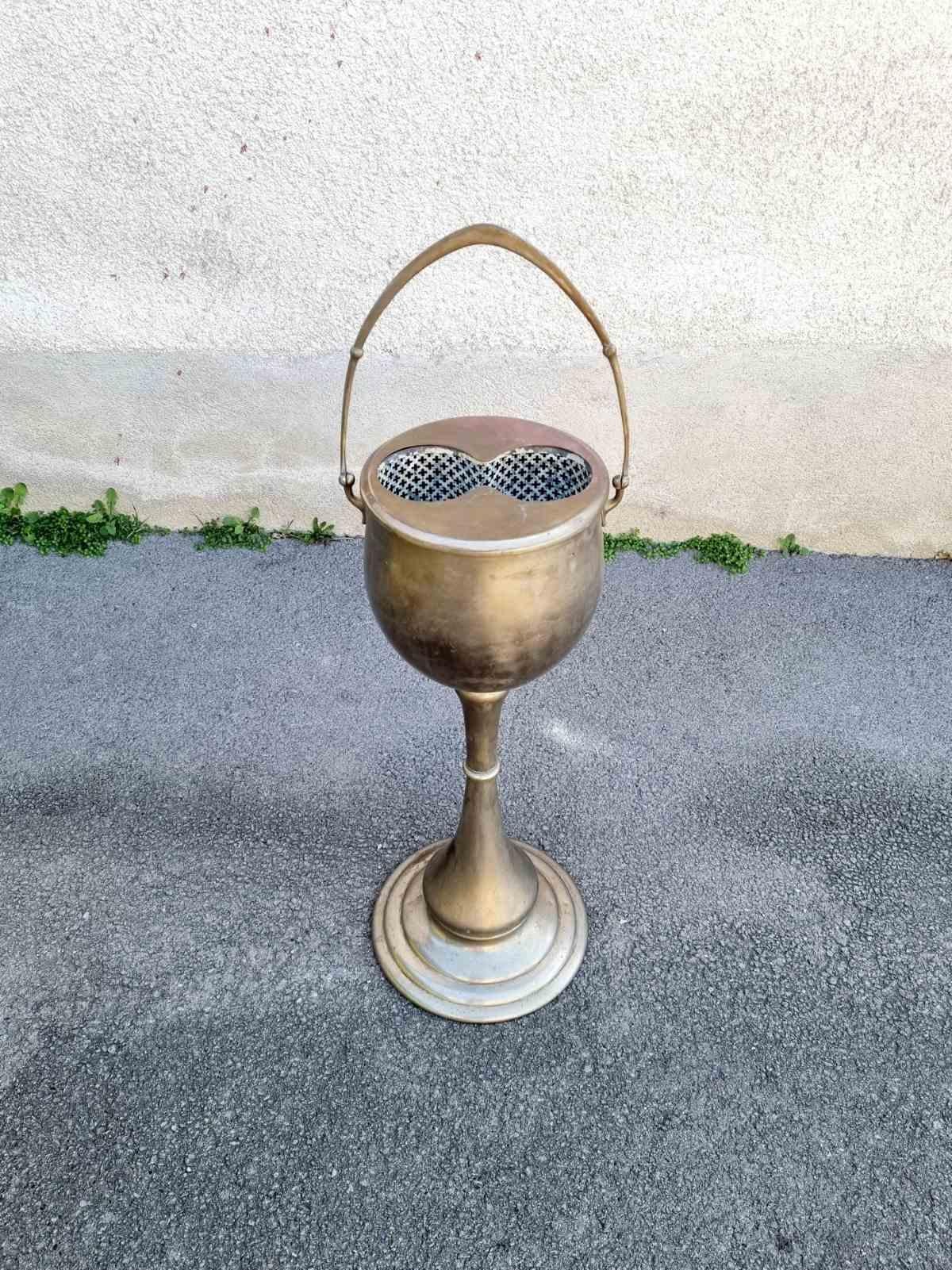 Raro e unico dispenser di vino su supporto dell'epoca Art Deco.
Questo refrigeratore faceva parte degli interni dell'Hotel Savoia di Trieste.
