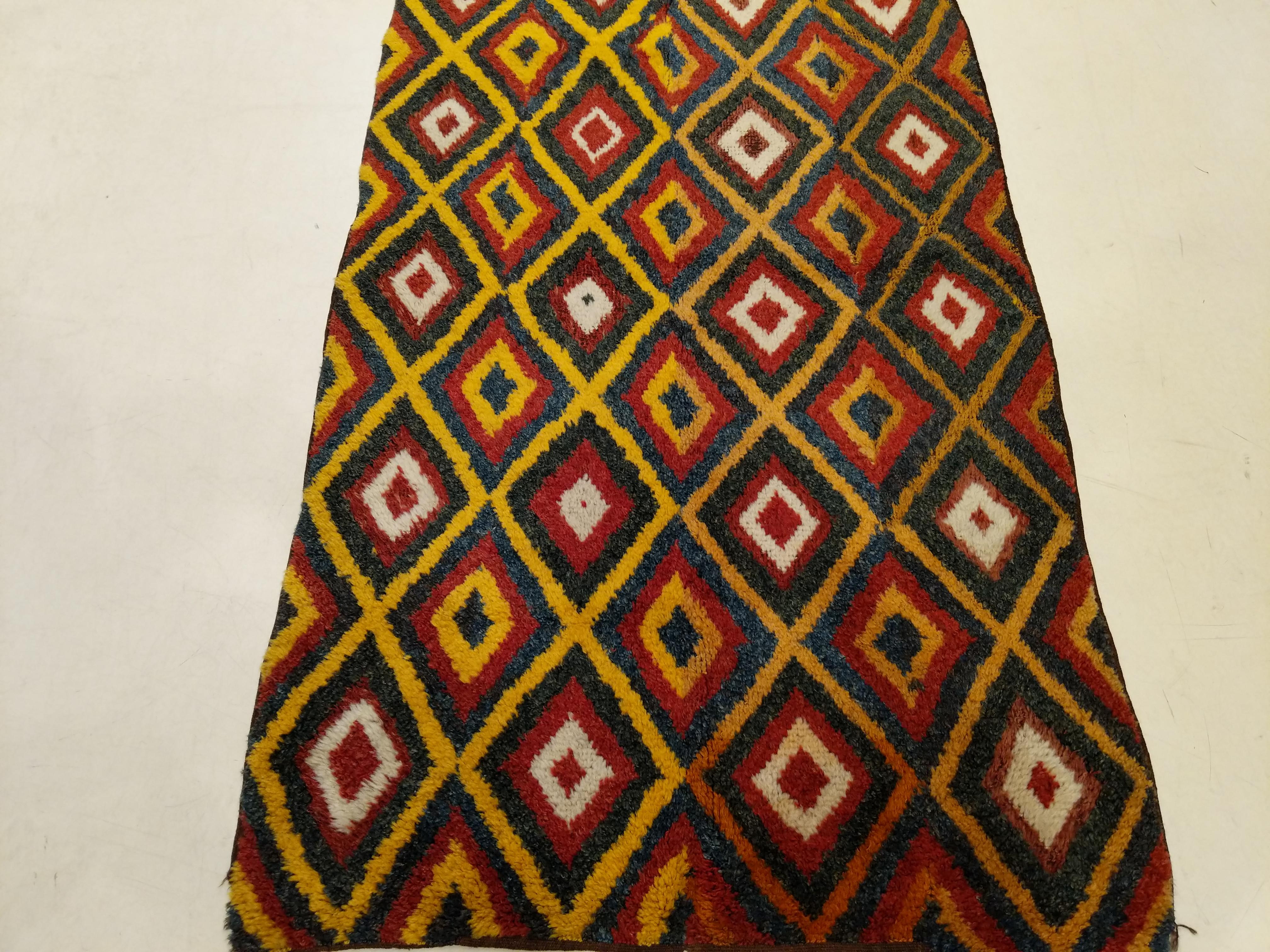 Les julkhyrs sont les tapis longuement empilés des Ouzbeks d'Asie centrale et sont représentatifs d'une ancienne tradition de tissage, lorsque les tapis étaient tissés par les personnes vivant dans les hauts plateaux glacés d'Asie centrale afin de