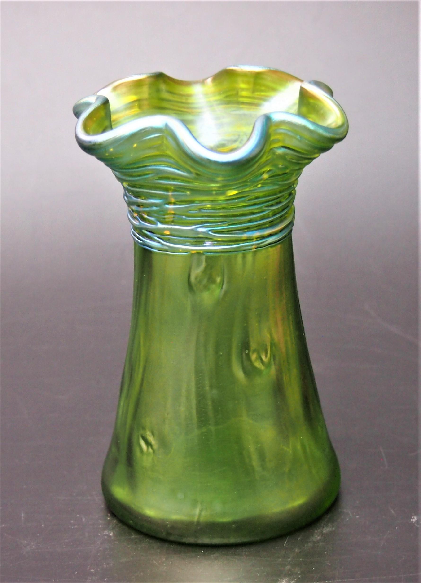 Verre d'art Vase rare et inhabituel Loetz Crete Rusticana en verre avec fils de Bohème, vers 1899 en vente