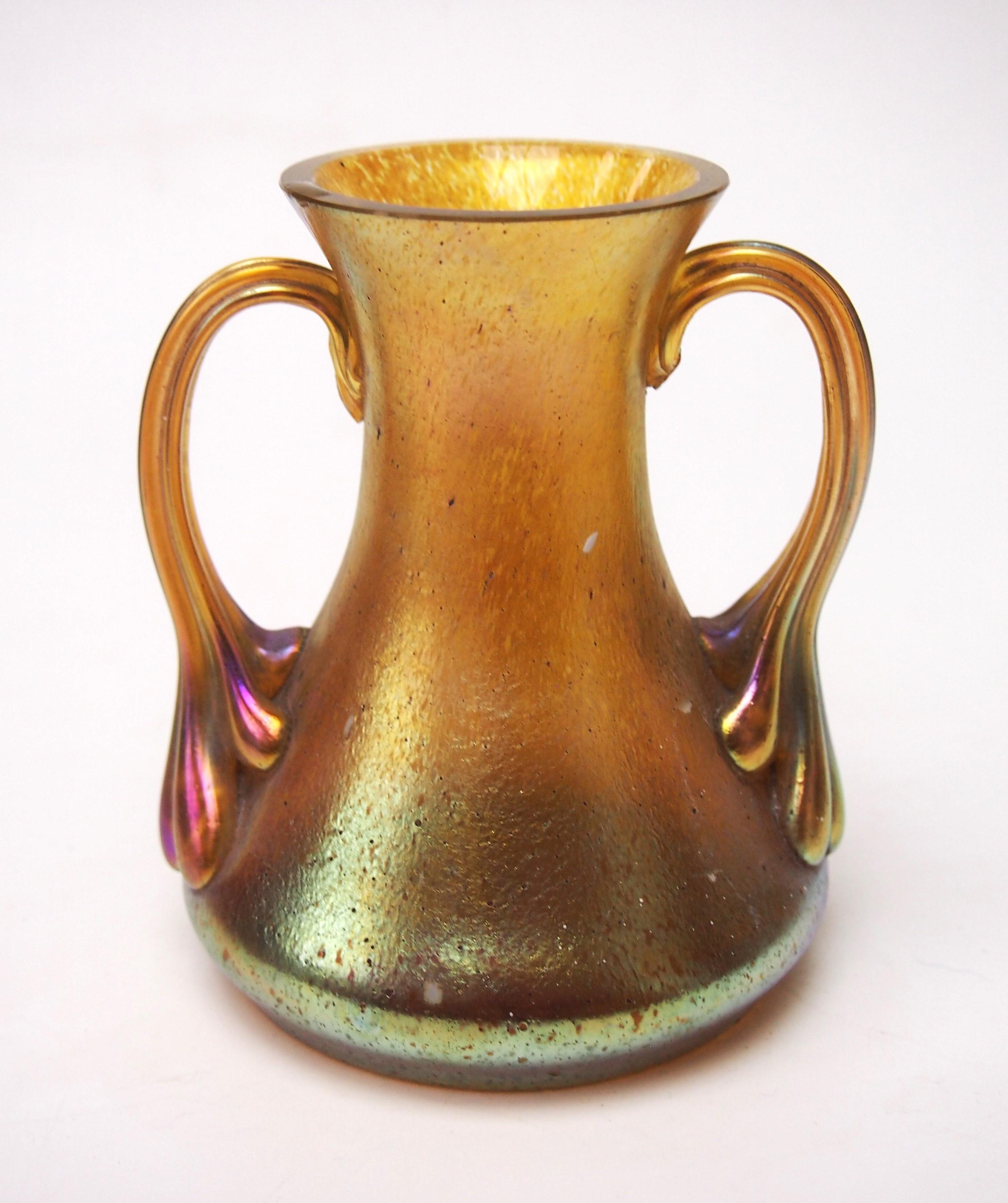Art Nouveau Raro e insolito Loetz di Boemia  Vaso in vetro di Candia Silberiris con manico, 1899 ca.