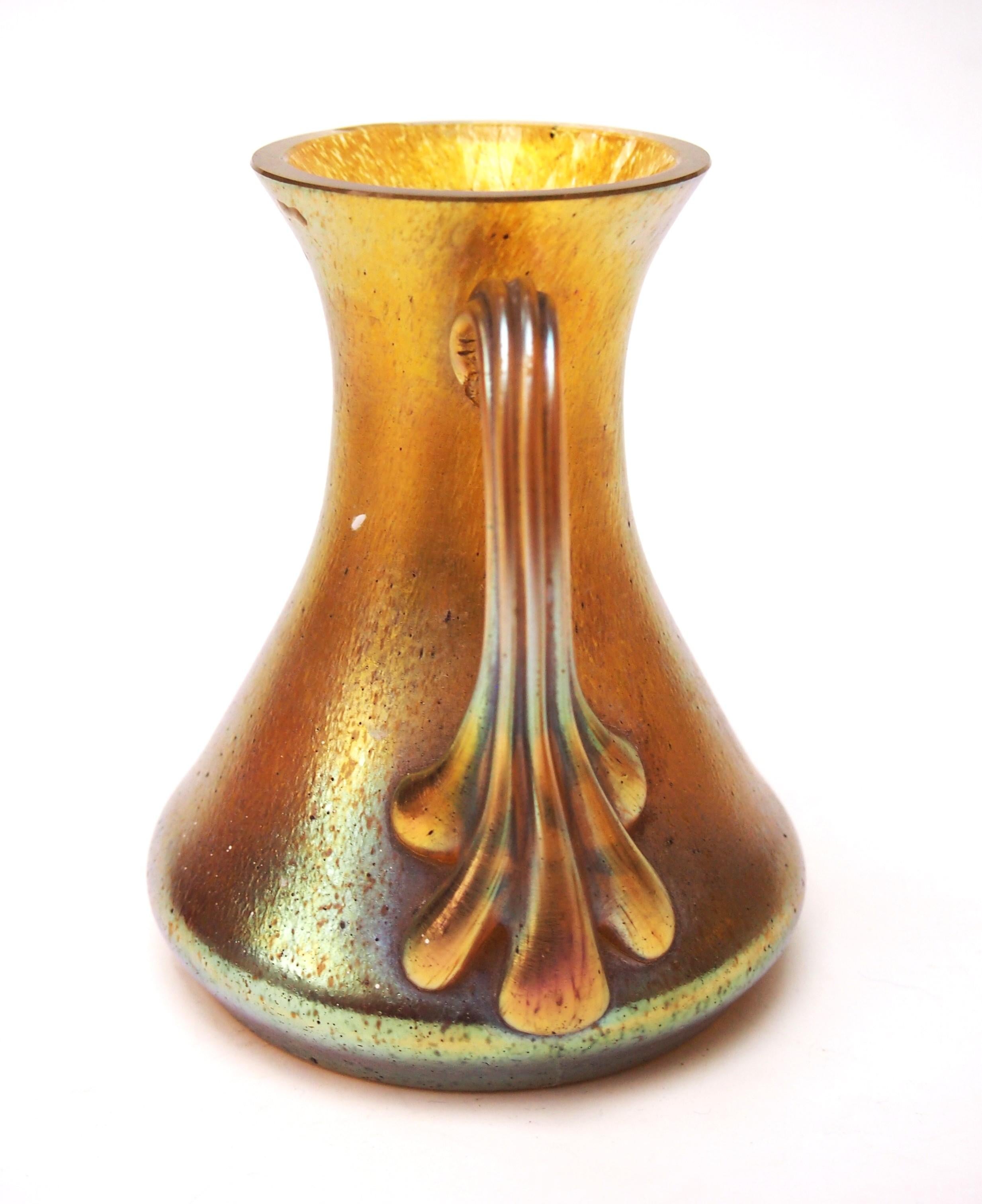 Ceco Raro e insolito Loetz di Boemia  Vaso in vetro di Candia Silberiris con manico, 1899 ca.