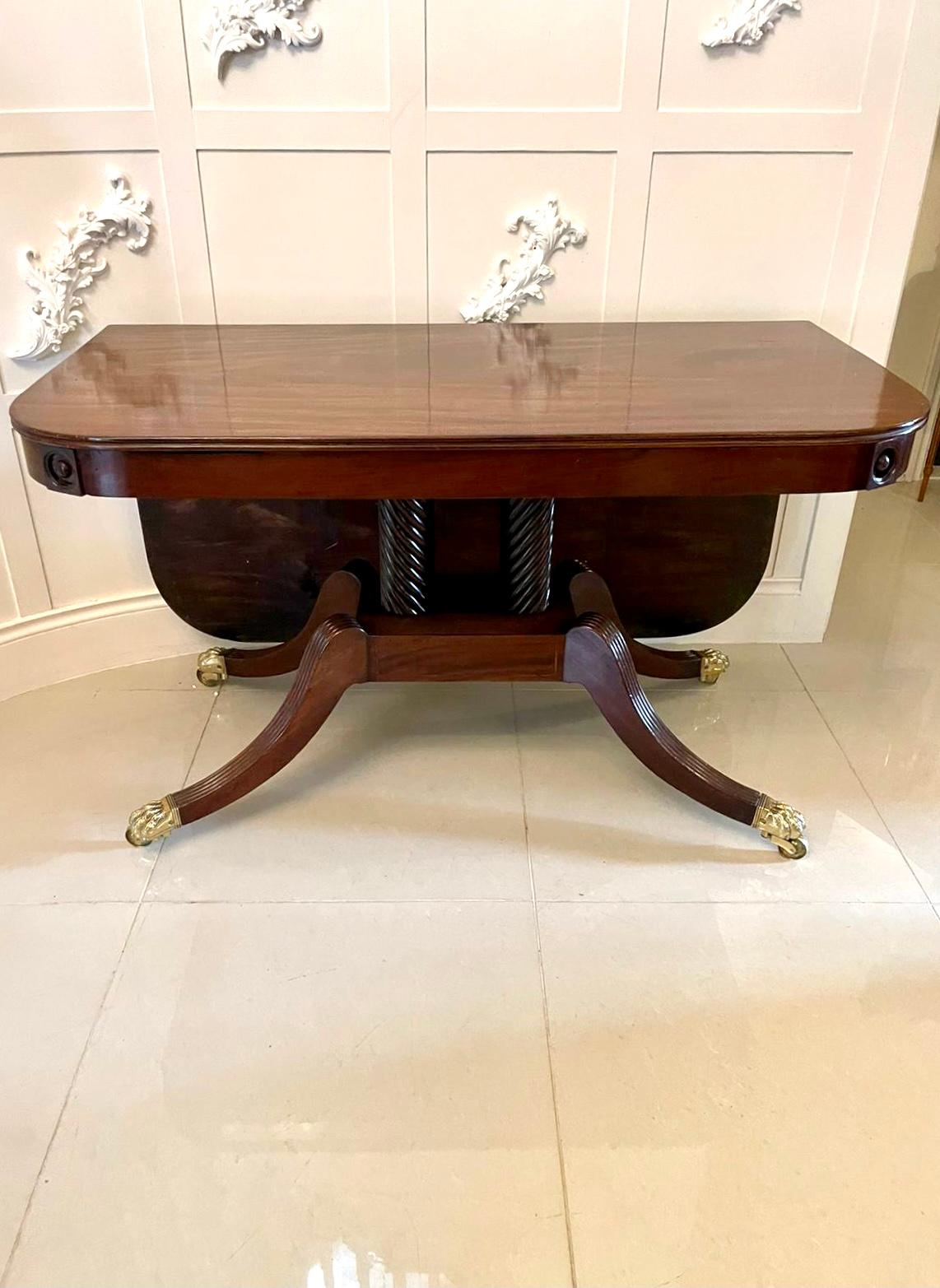 Raro e insolito tavolo metamorfico a forma di D in mogano di qualità reggenza con un meraviglioso piano a forma di D in mogano di qualità con un bordo ribassato e un fregio a forma di D.  Il tavolo è dotato di un'anta a ribalta sul retro, che si