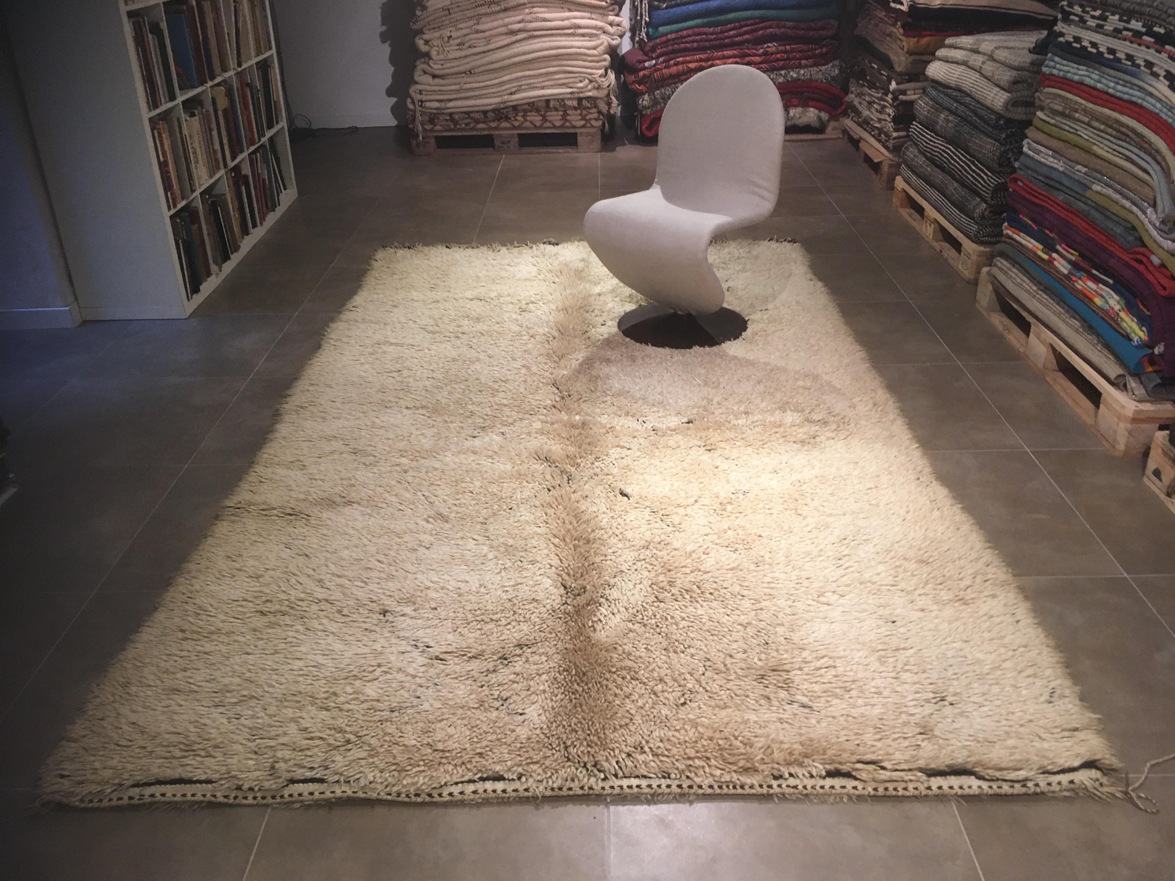 Rare and Unusual Mid-Century Modern Beni Ouarain Wool Berber Rug For Sale 1