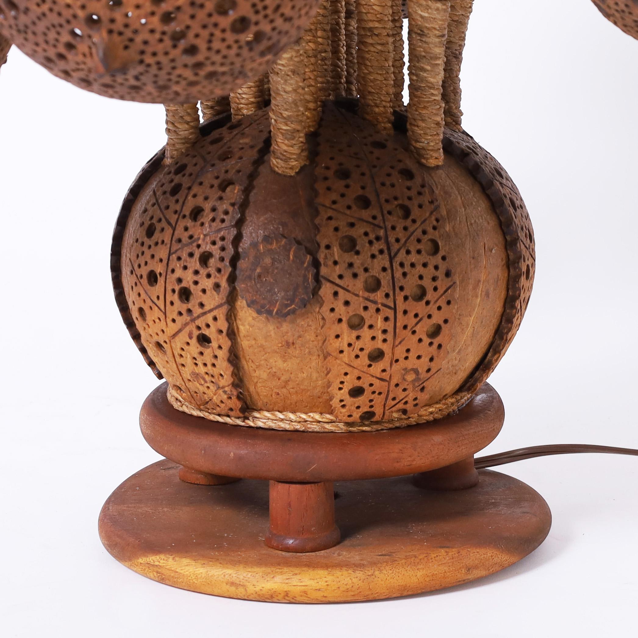 20ième siècle Rare et inhabituelle lampe de table en coquille de noix de coco percée en vente