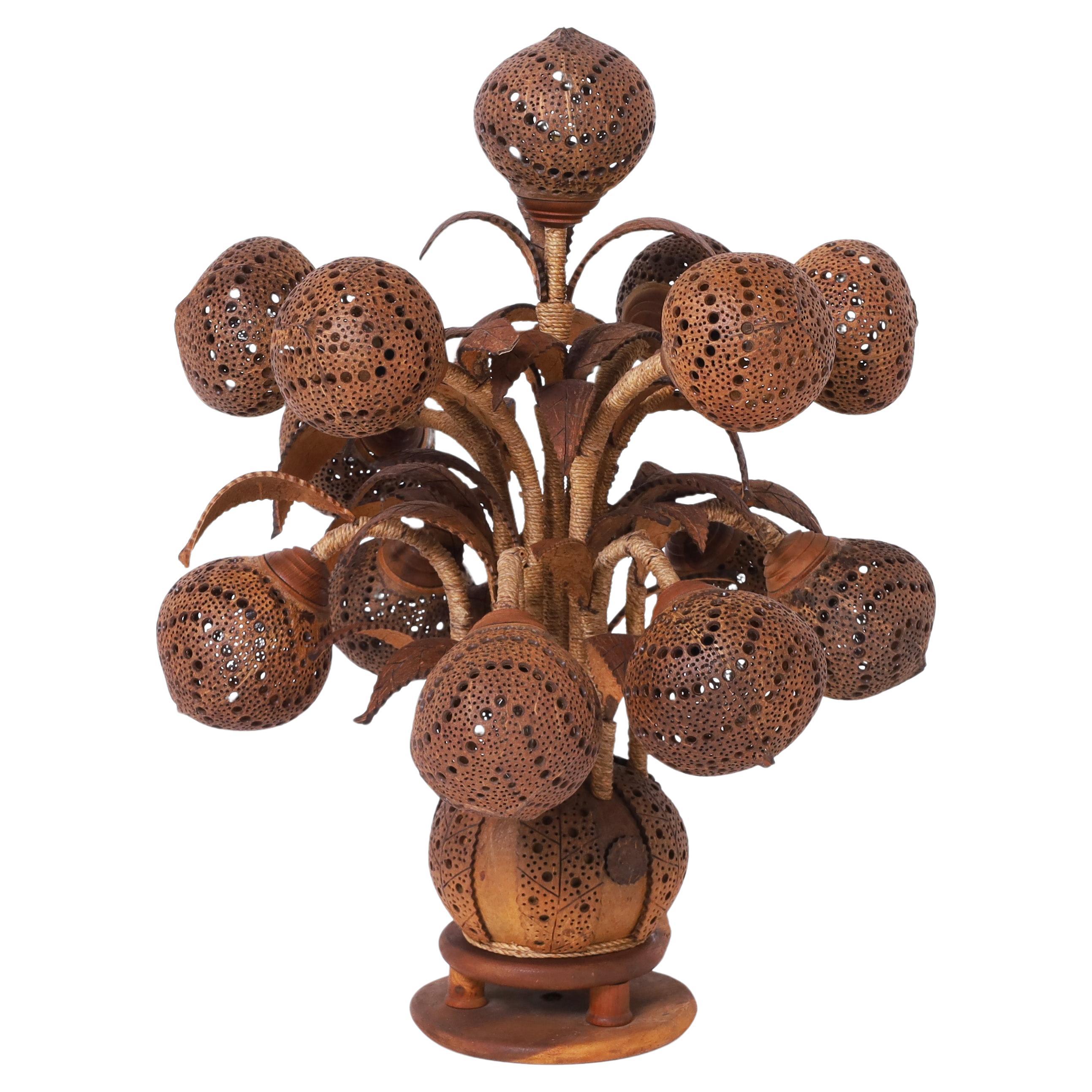 Seltene und ungewöhnliche Tischlampe aus durchbohrter Kokosnussschale