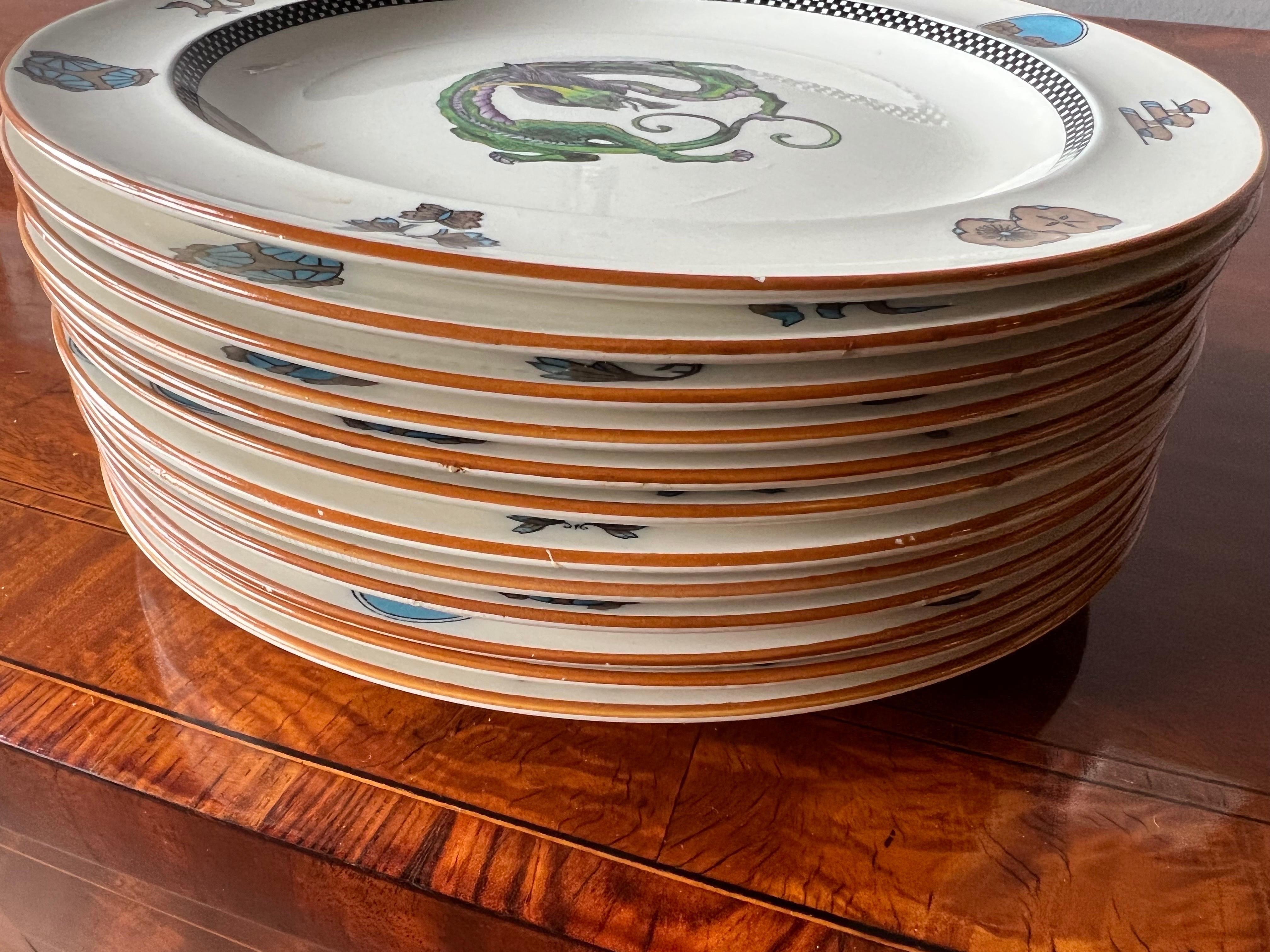 Raro e Inusual Juego de 12 Platos de Wedgwood Decorados con Dragones en venta 5