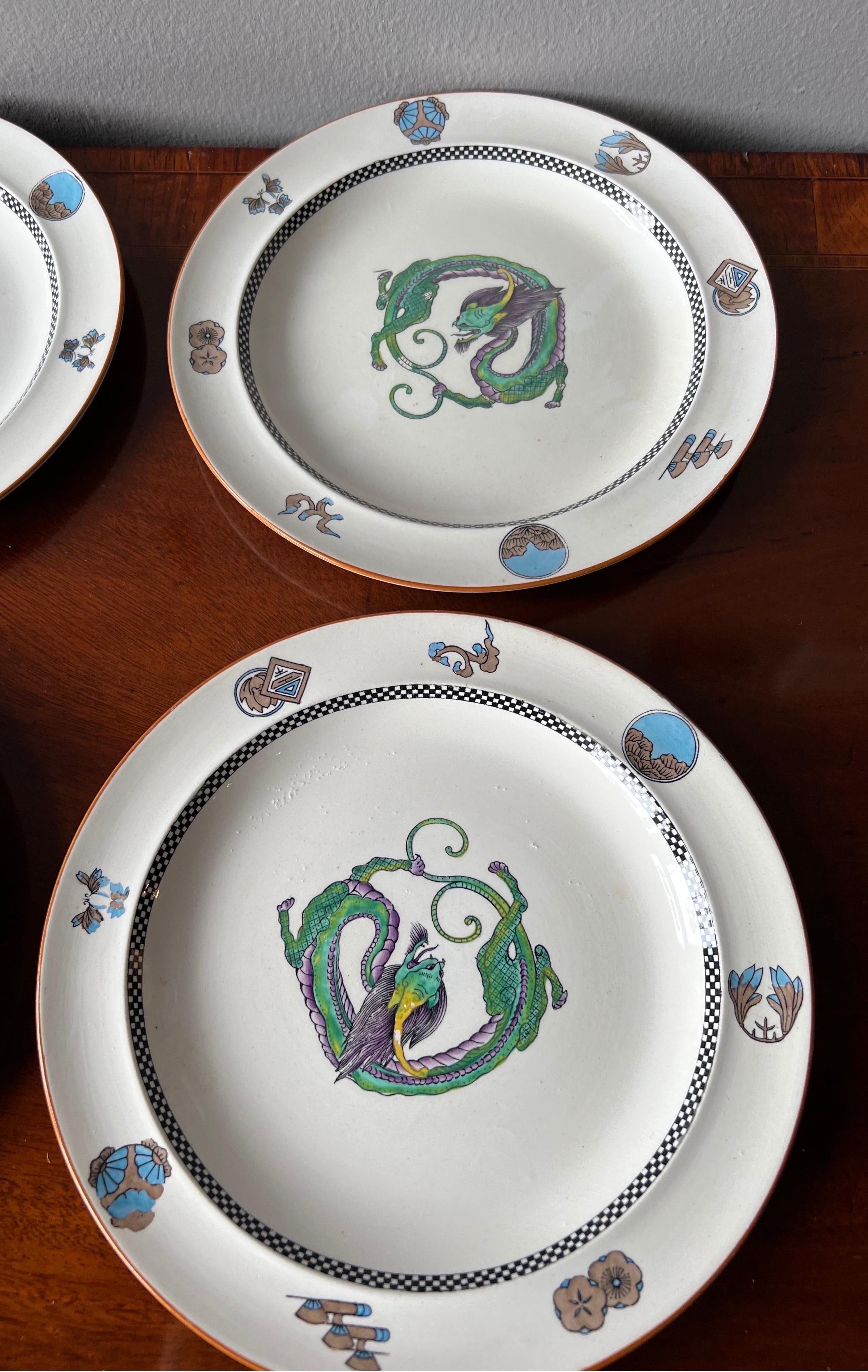 Raro e Inusual Juego de 12 Platos de Wedgwood Decorados con Dragones siglo XIX en venta