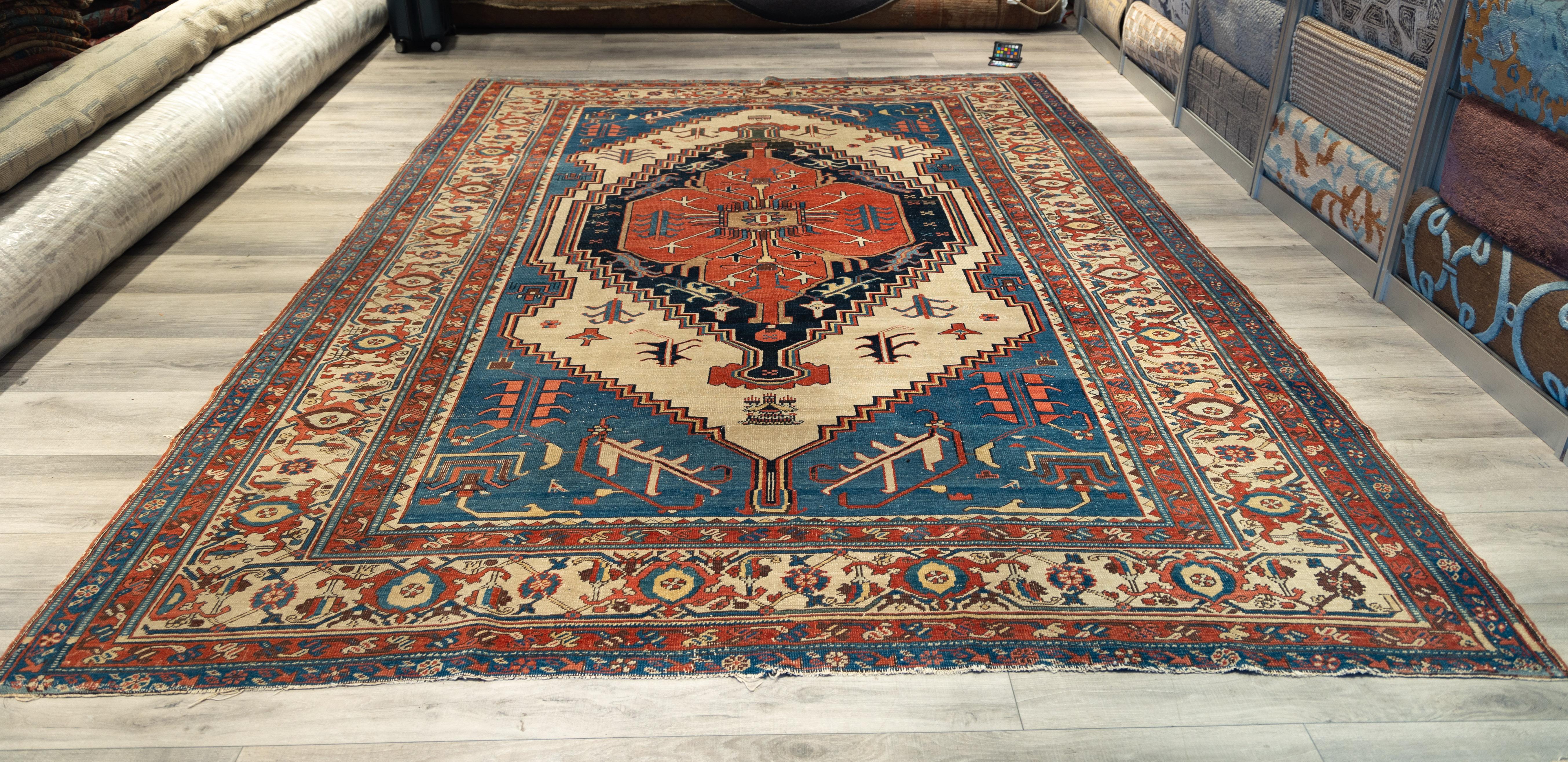 Rare and unusual tribal Baksaish with chinese symbols en Excelente estado para la venta en Harrington Park, NJ