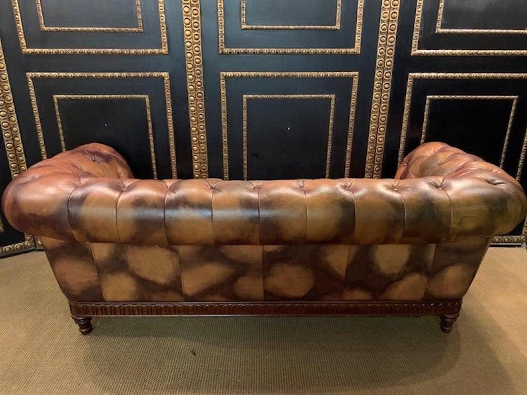 Ensemble rare et inhabituel Chesterfield vintage en cuir et cadre en bois à motif de vache en vente 4