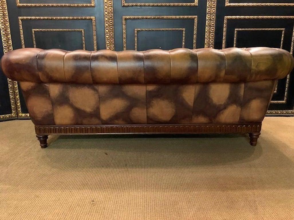 Ensemble rare et inhabituel Chesterfield vintage en cuir et cadre en bois à motif de vache en vente 5