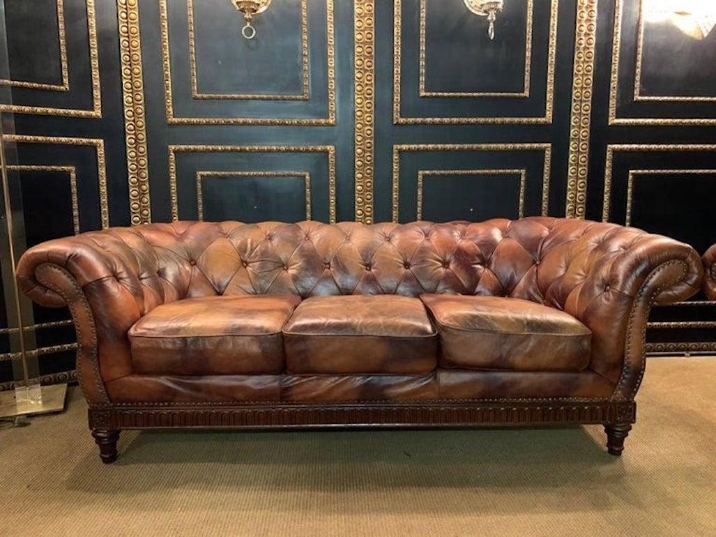 Ensemble rare et inhabituel Chesterfield vintage en cuir et cadre en bois à motif de vache en vente 10